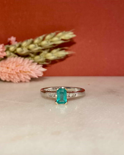 Anillo vintage &quot;Alexia&quot; con esmeralda de 0,50 quilates y diamantes