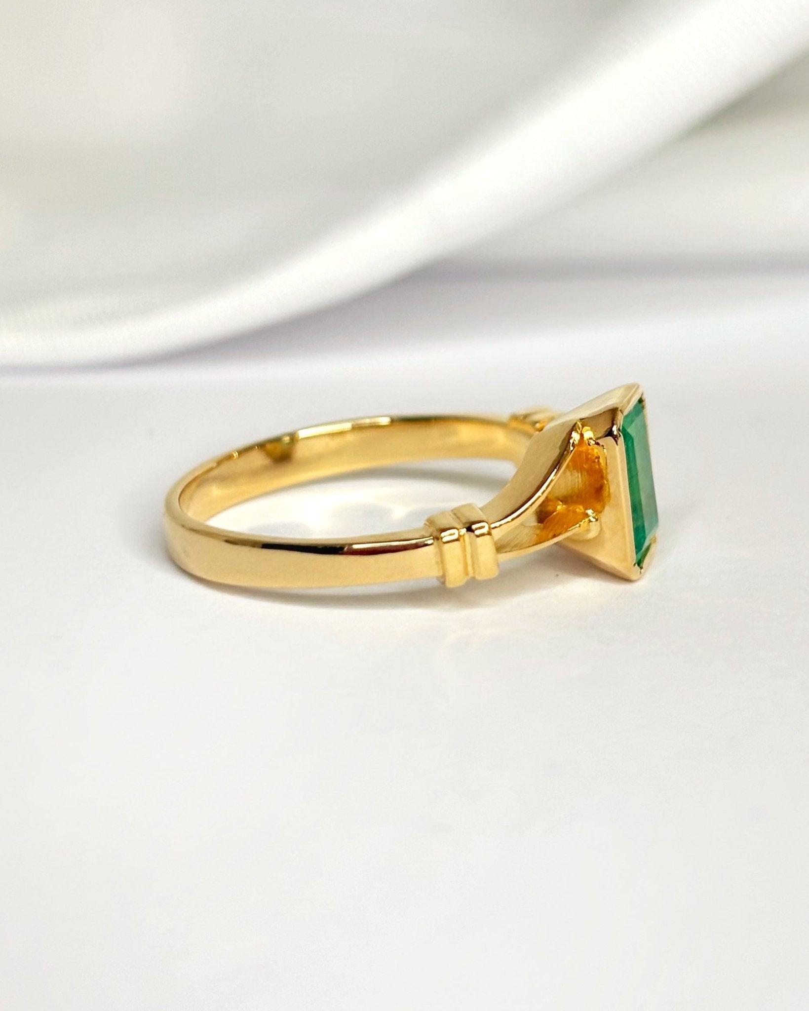 Bague Solitaire Émeraude 1.18 carat "Nancy" - Elliade Paris