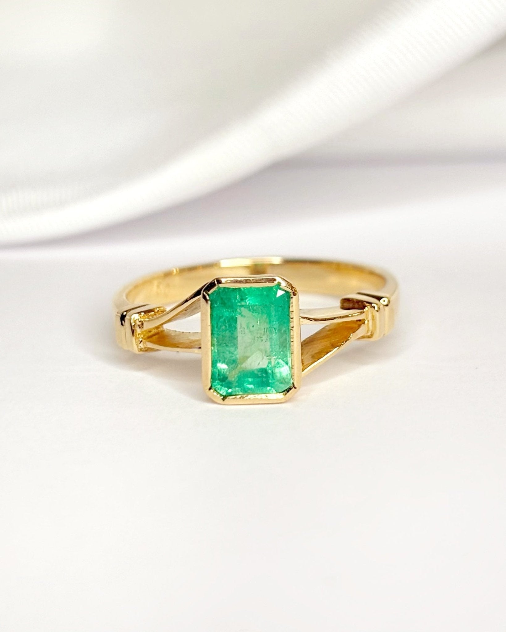 Bague Solitaire Émeraude 1.18 carat "Nancy" - Elliade Paris