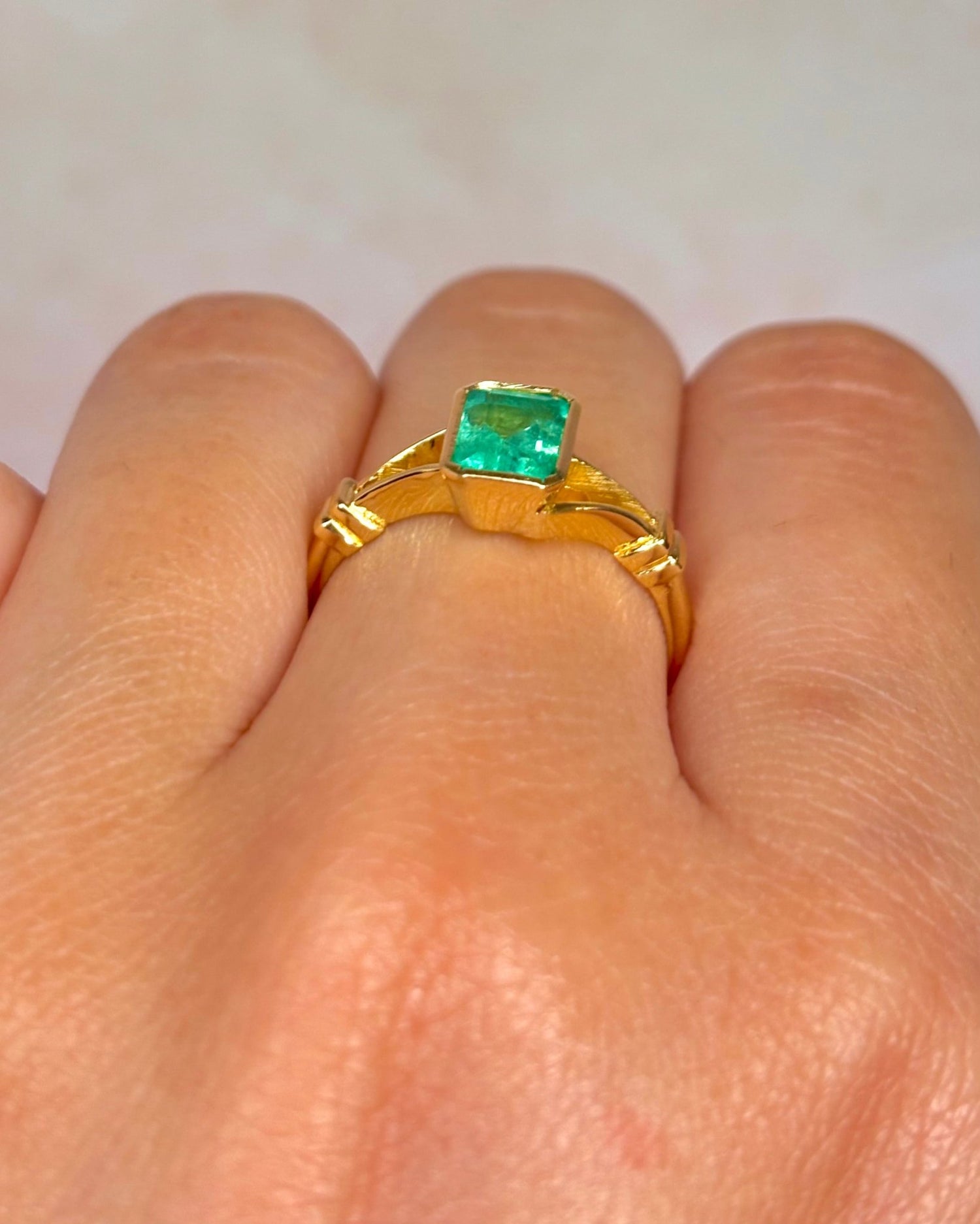 Bague Solitaire Émeraude 1.18 carat "Nancy" - Elliade Paris