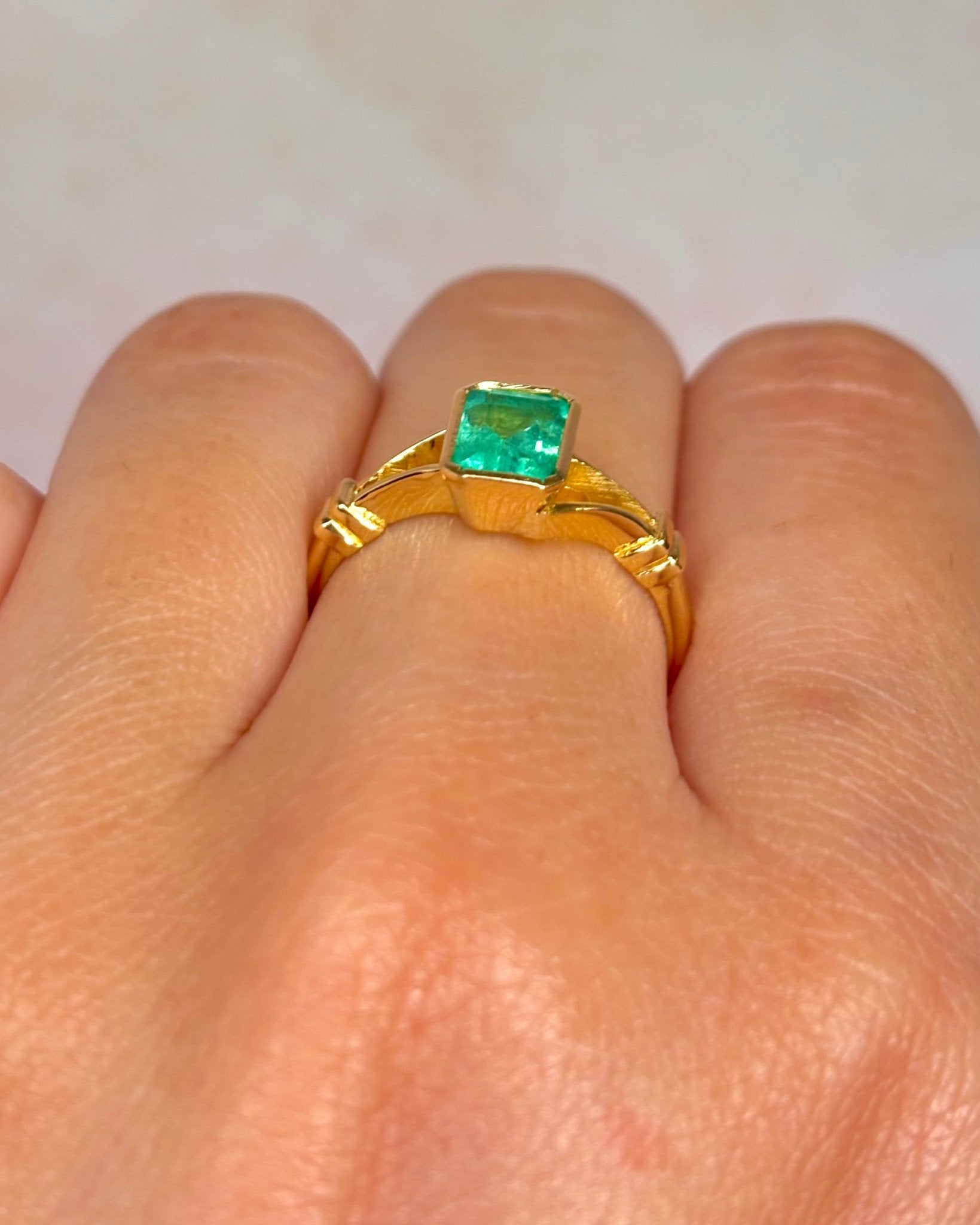 Bague Solitaire Émeraude 1.18 carat "Nancy" - Elliade Paris