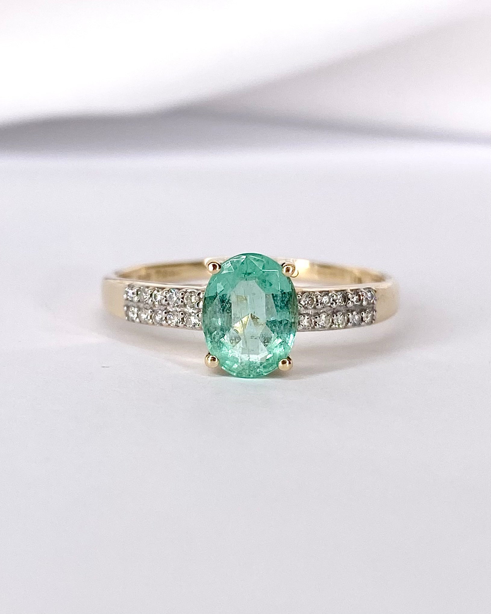 Bague Solitaire Émeraude 1.30 carat &amp; Diamants "Anaëlle" - Elliade Paris
