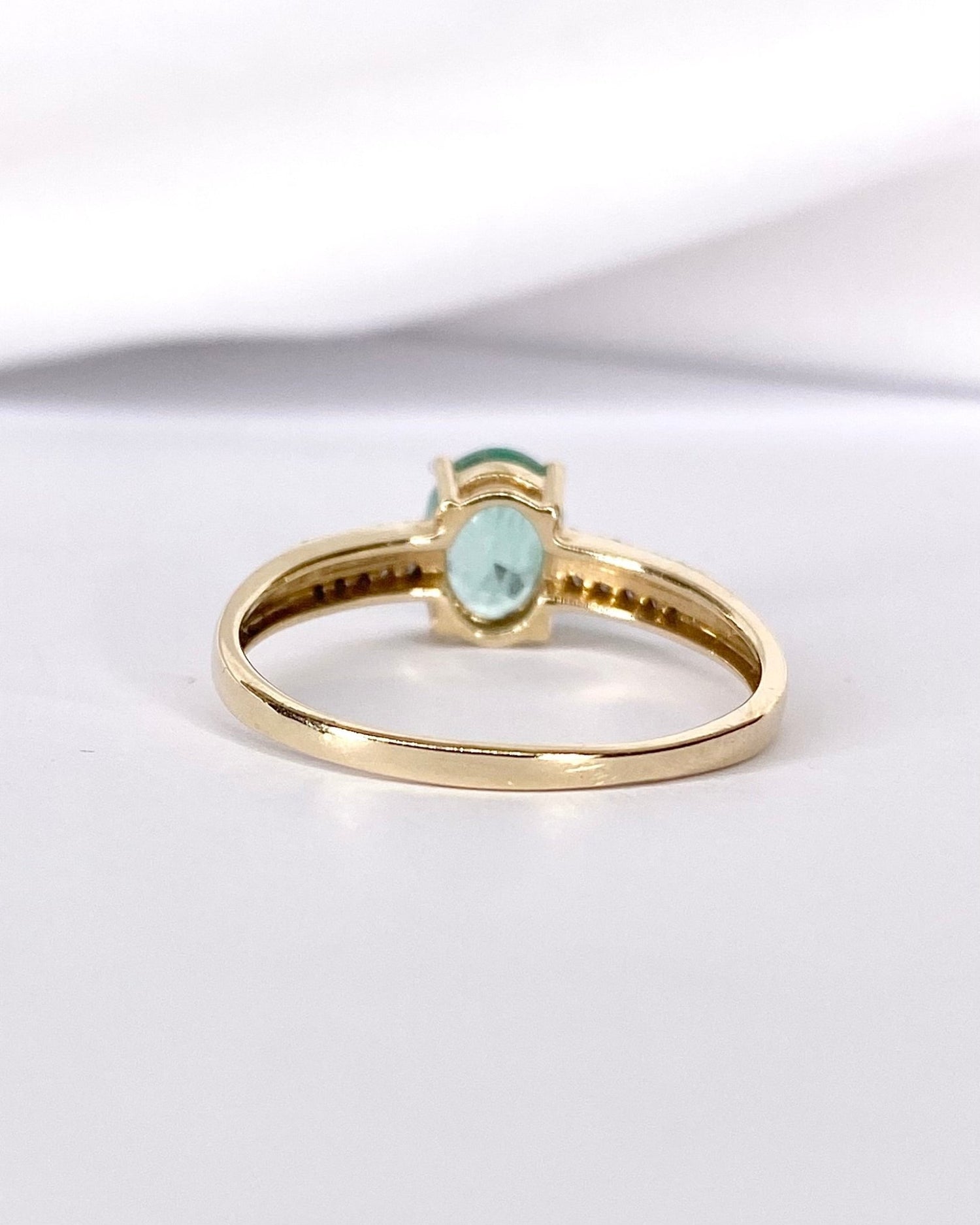 Bague Solitaire Émeraude 1.30 carat &amp; Diamants "Anaëlle" - Elliade Paris