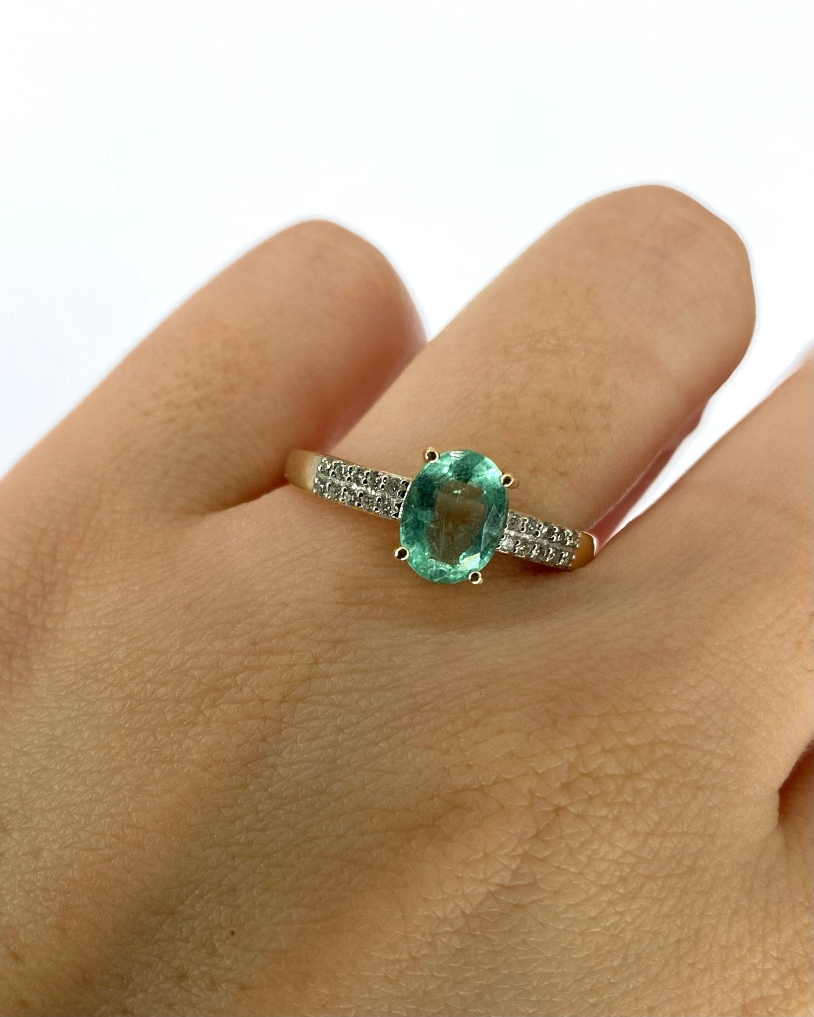 Bague Solitaire Émeraude 1.30 carat &amp; Diamants "Anaëlle" - Elliade Paris