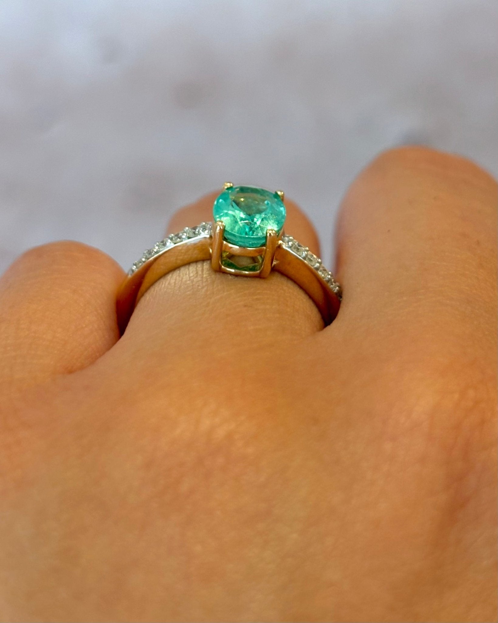 Bague Solitaire Émeraude 1.30 carat &amp; Diamants "Safina" - Elliade Paris
