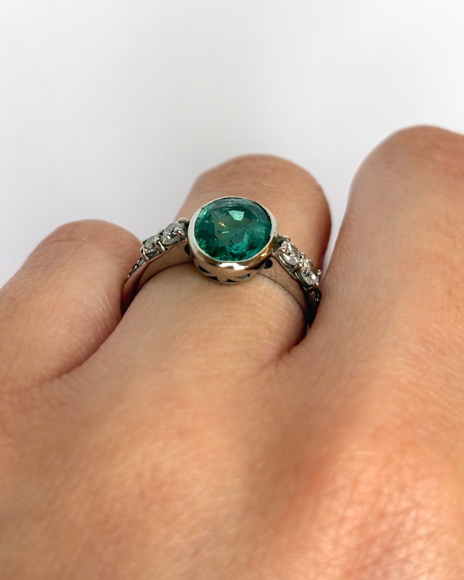 Bague Solitaire Émeraude 1.38 carat &amp; Diamants 0.31 carat "Elia" - Elliade Paris