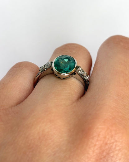 Bague Solitaire Émeraude 1.38 carat &amp; Diamants 0.31 carat "Elia" - Elliade Paris