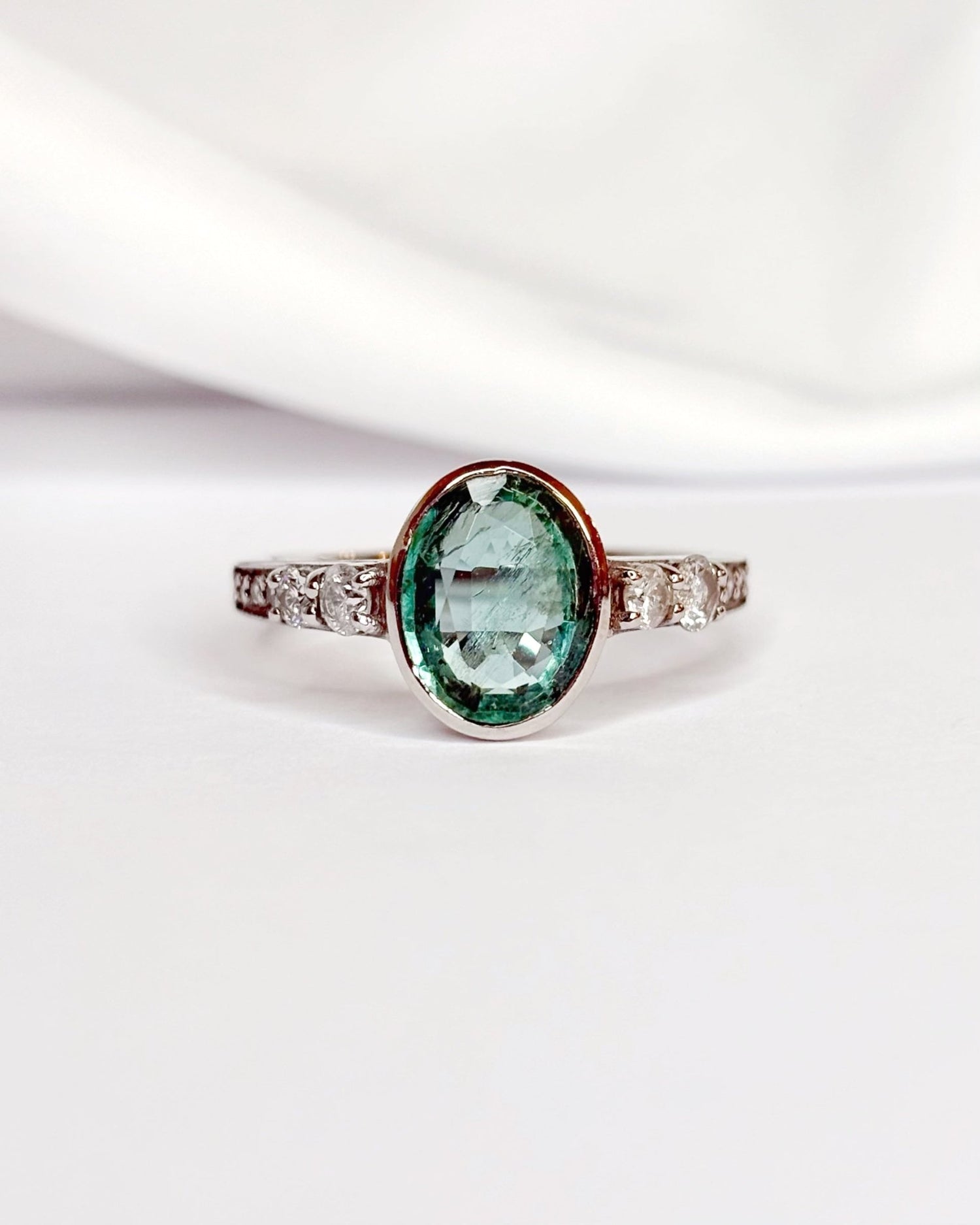 Bague Solitaire Émeraude 1.38 carat &amp; Diamants 0.31 carat "Elia" - Elliade Paris