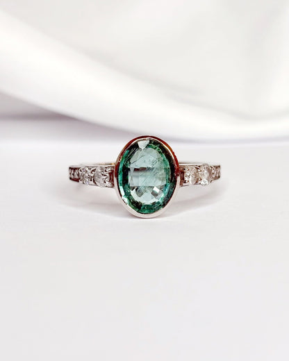 Bague Solitaire Émeraude 1.38 carat &amp; Diamants 0.31 carat "Elia" - Elliade Paris