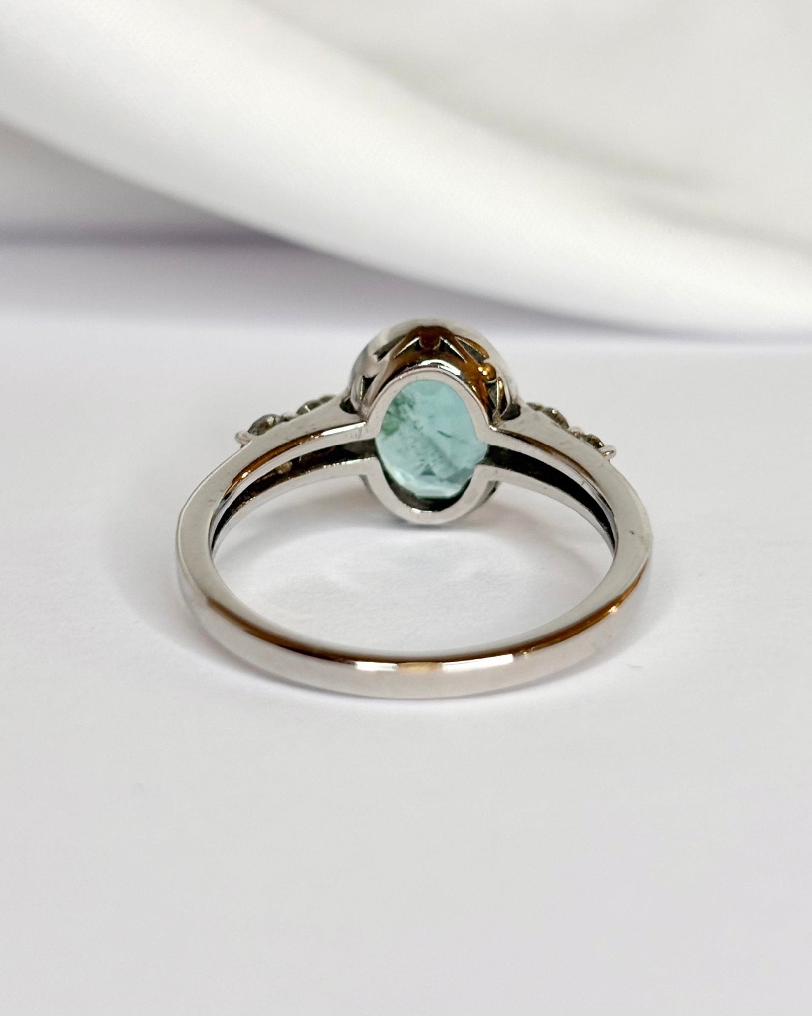 Bague Solitaire Émeraude 1.38 carat &amp; Diamants 0.31 carat "Elia" - Elliade Paris