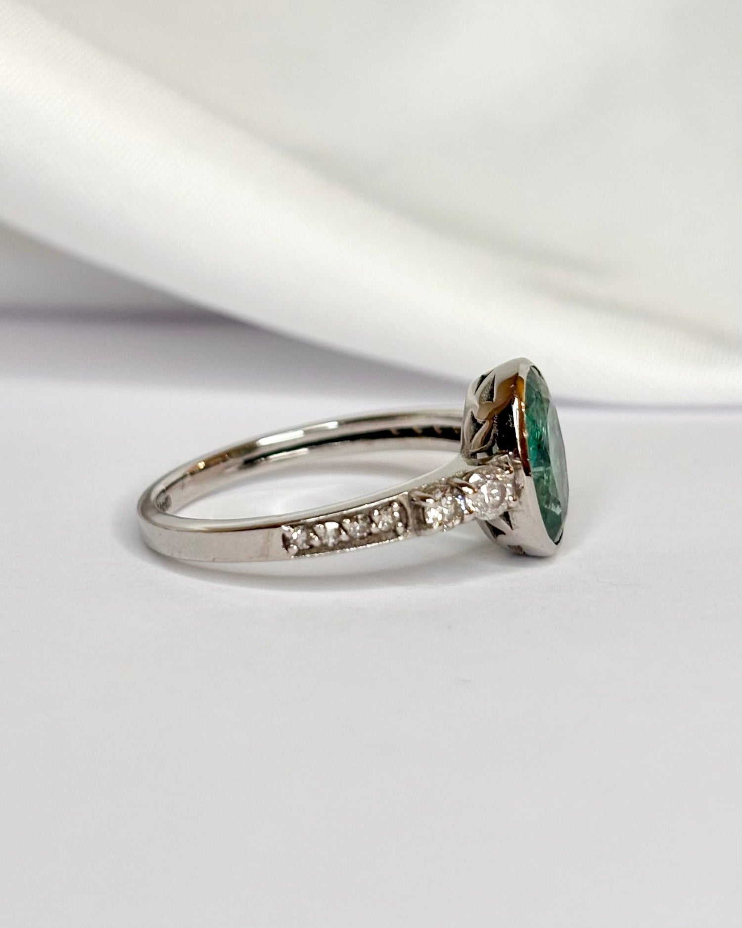 Bague Solitaire Émeraude 1.38 carat &amp; Diamants 0.31 carat "Elia" - Elliade Paris