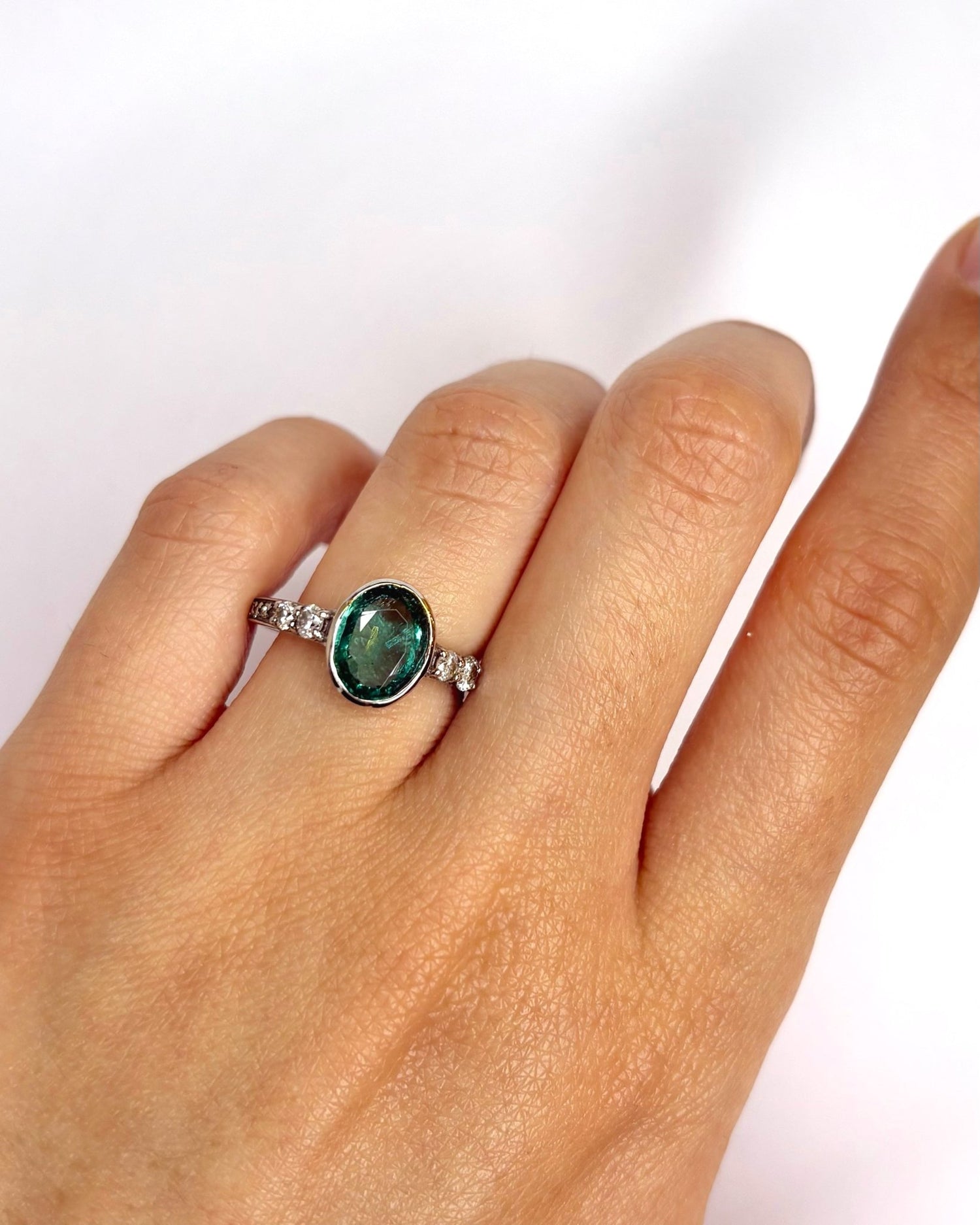 Bague Solitaire Émeraude 1.38 carat &amp; Diamants 0.31 carat "Elia" - Elliade Paris