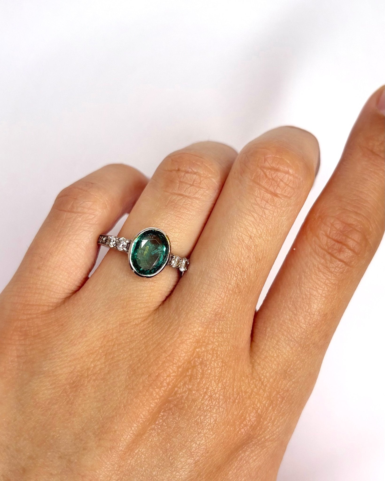 Bague Solitaire Émeraude 1.38 carat &amp; Diamants 0.31 carat "Elia" - Elliade Paris