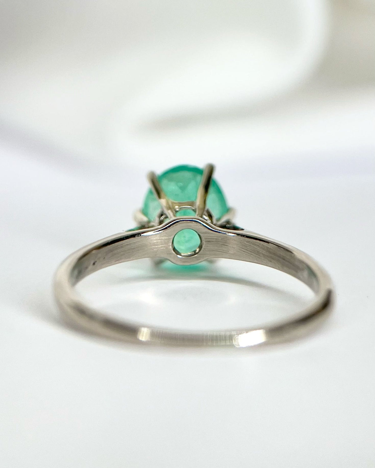 Bague Solitaire Émeraude 1.95 carat "Elina" - Elliade Paris