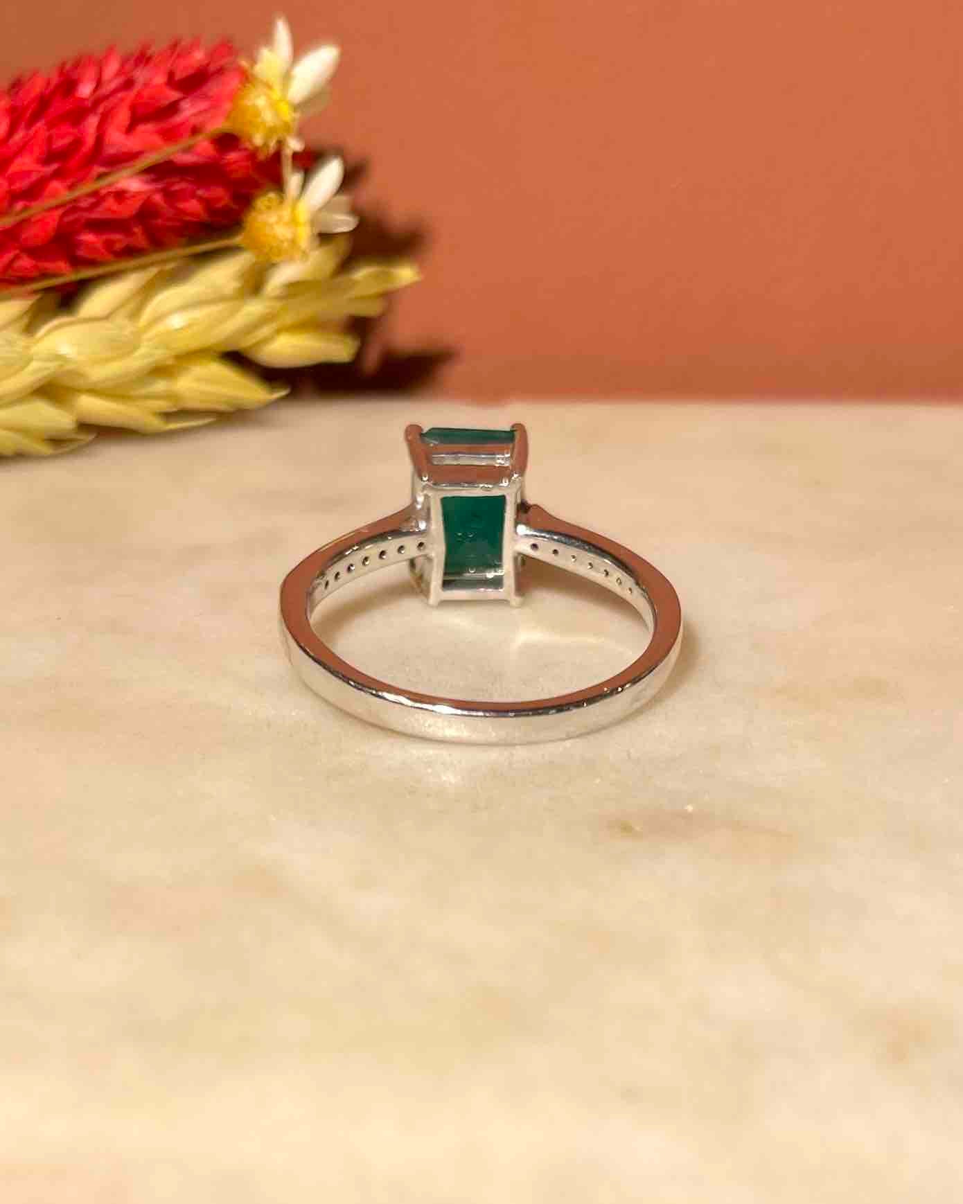 Bague Solitaire Émeraude 2.10 Carats &amp; 14 Diamants "Araminta" - Elliade Paris