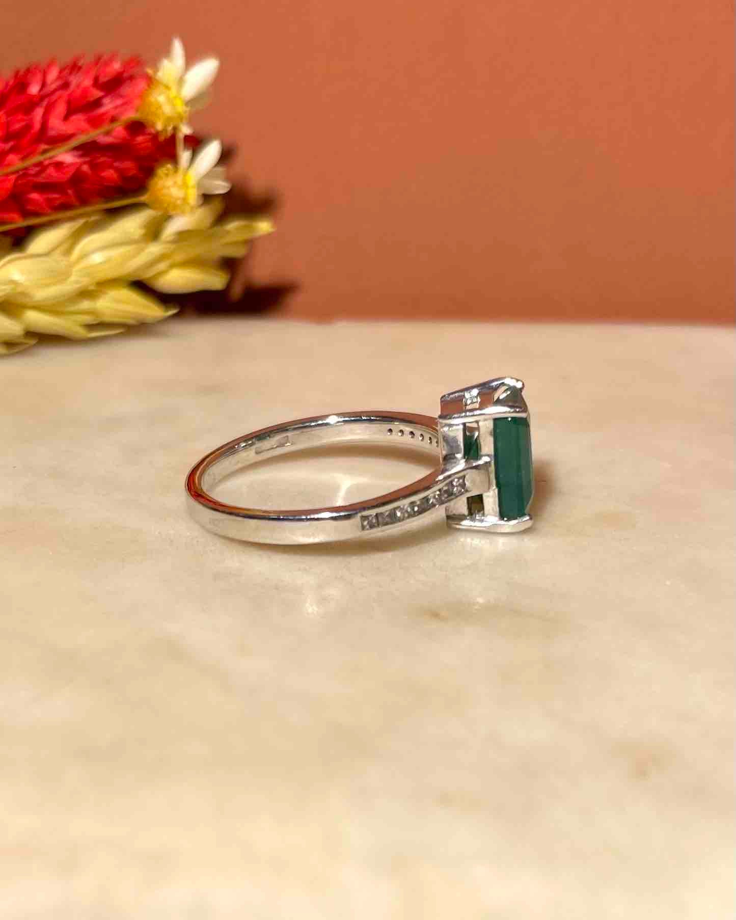 Bague Solitaire Émeraude 2.10 Carats &amp; 14 Diamants "Araminta" - Elliade Paris