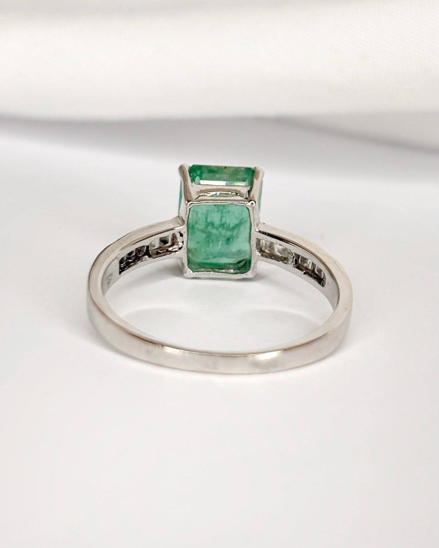 Bague Solitaire Émeraude 2.13 carats &amp; Diamants 0.26 carat "Eléanore" - Elliade Paris