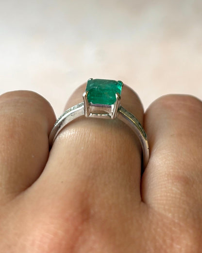 Bague Solitaire Émeraude 2.13 carats &amp; Diamants 0.26 carat "Eléanore" - Elliade Paris
