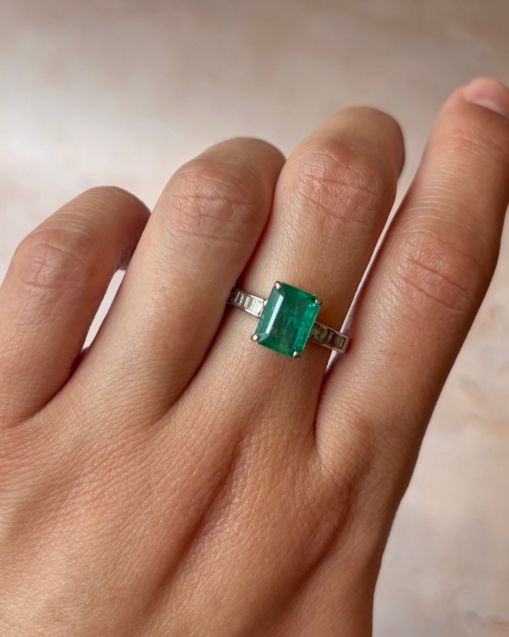 Bague Solitaire Émeraude 2.13 carats &amp; Diamants 0.26 carat "Eléanore" - Elliade Paris