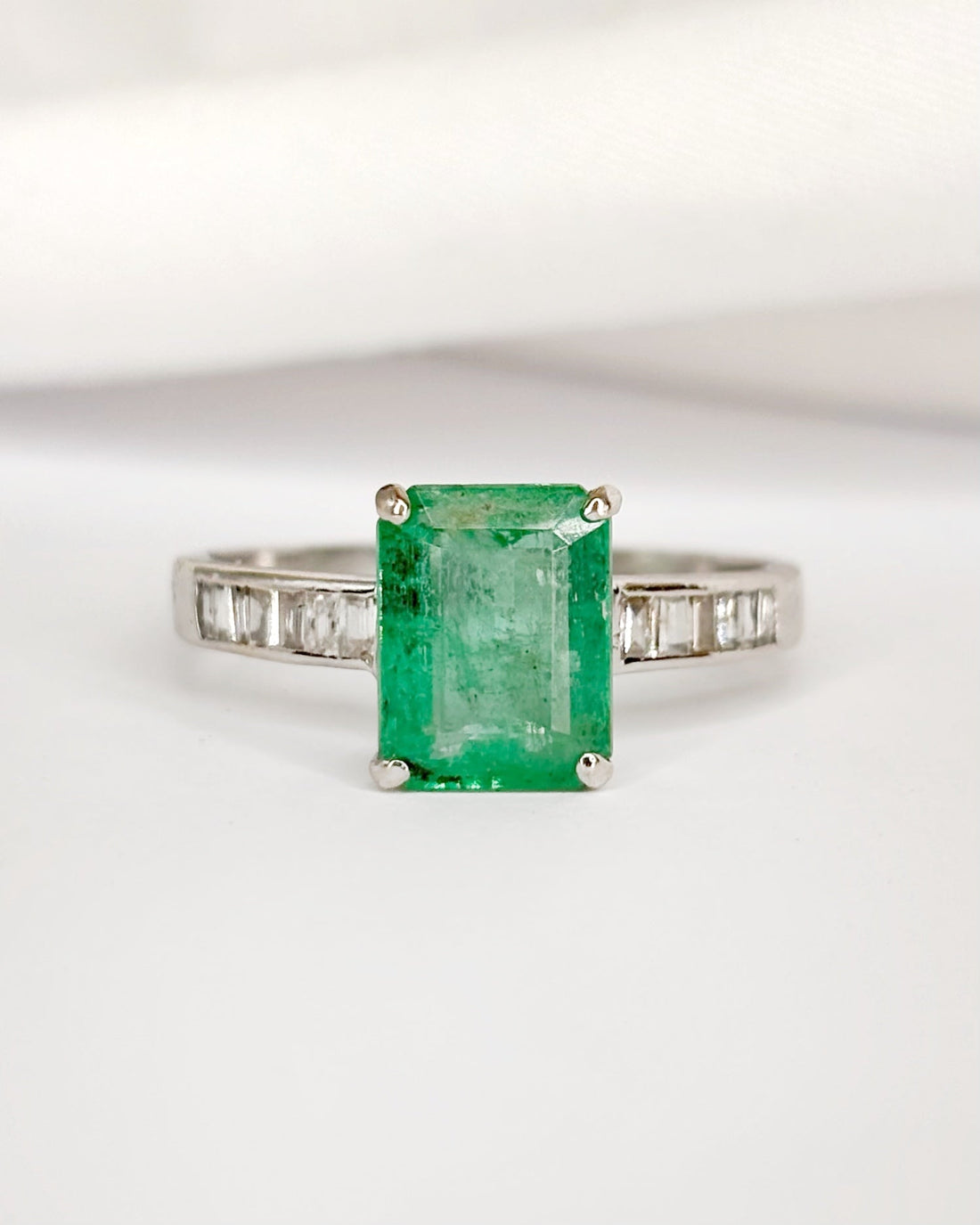 Bague Solitaire Émeraude 2.13 carats &amp; Diamants 0.26 carat "Eléanore" - Elliade Paris