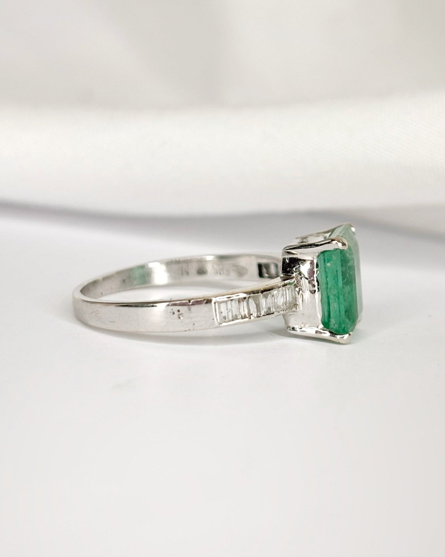 Bague Solitaire Émeraude 2.13 carats &amp; Diamants 0.26 carat "Eléanore" - Elliade Paris