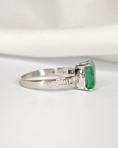 Bague Solitaire Émeraude 2.13 carats &amp; Diamants 0.26 carat "Eléanore" - Elliade Paris