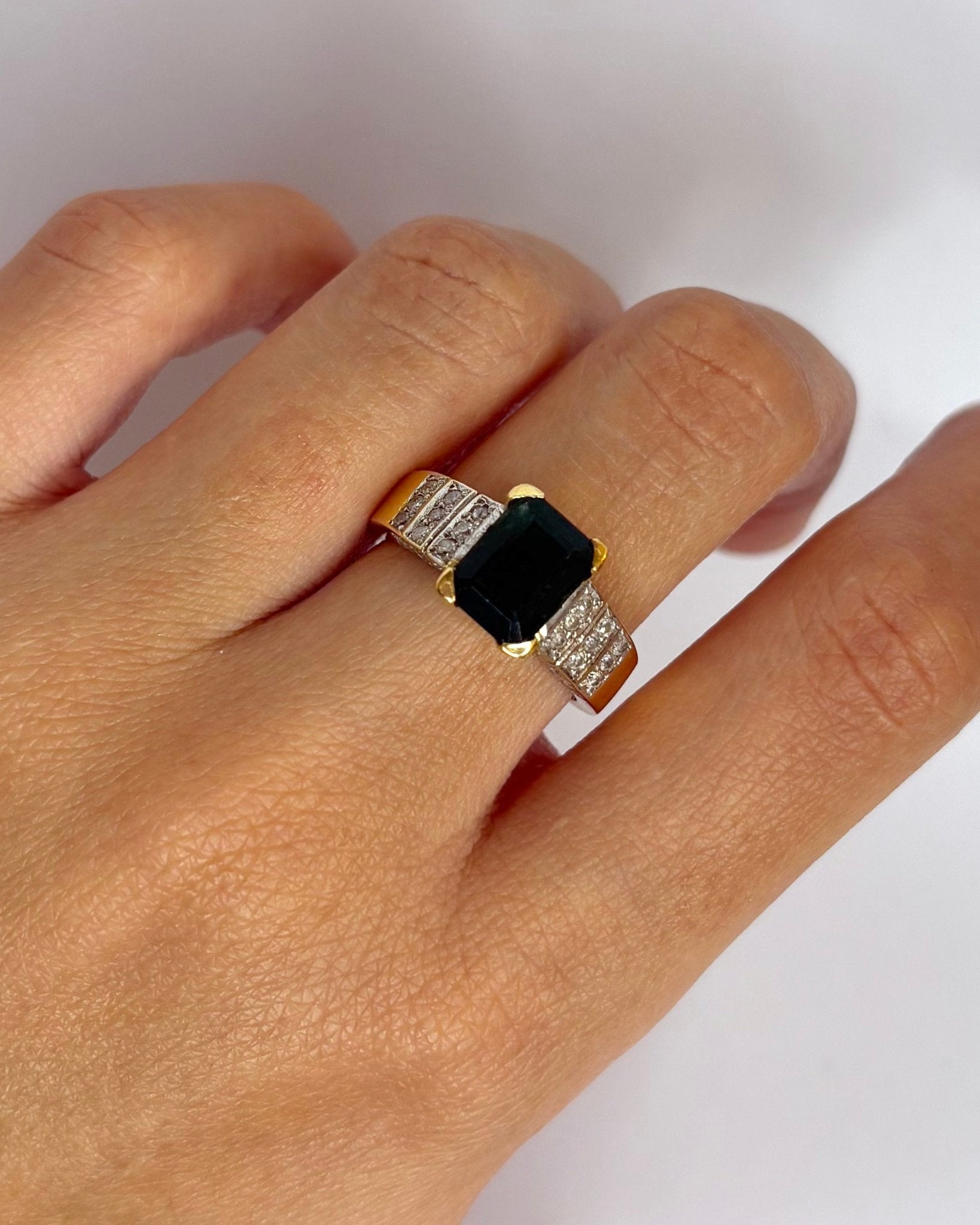 Bague Solitaire Émeraude 2.50 cts &amp; 30 Diamants "Athéna" - Elliade Paris