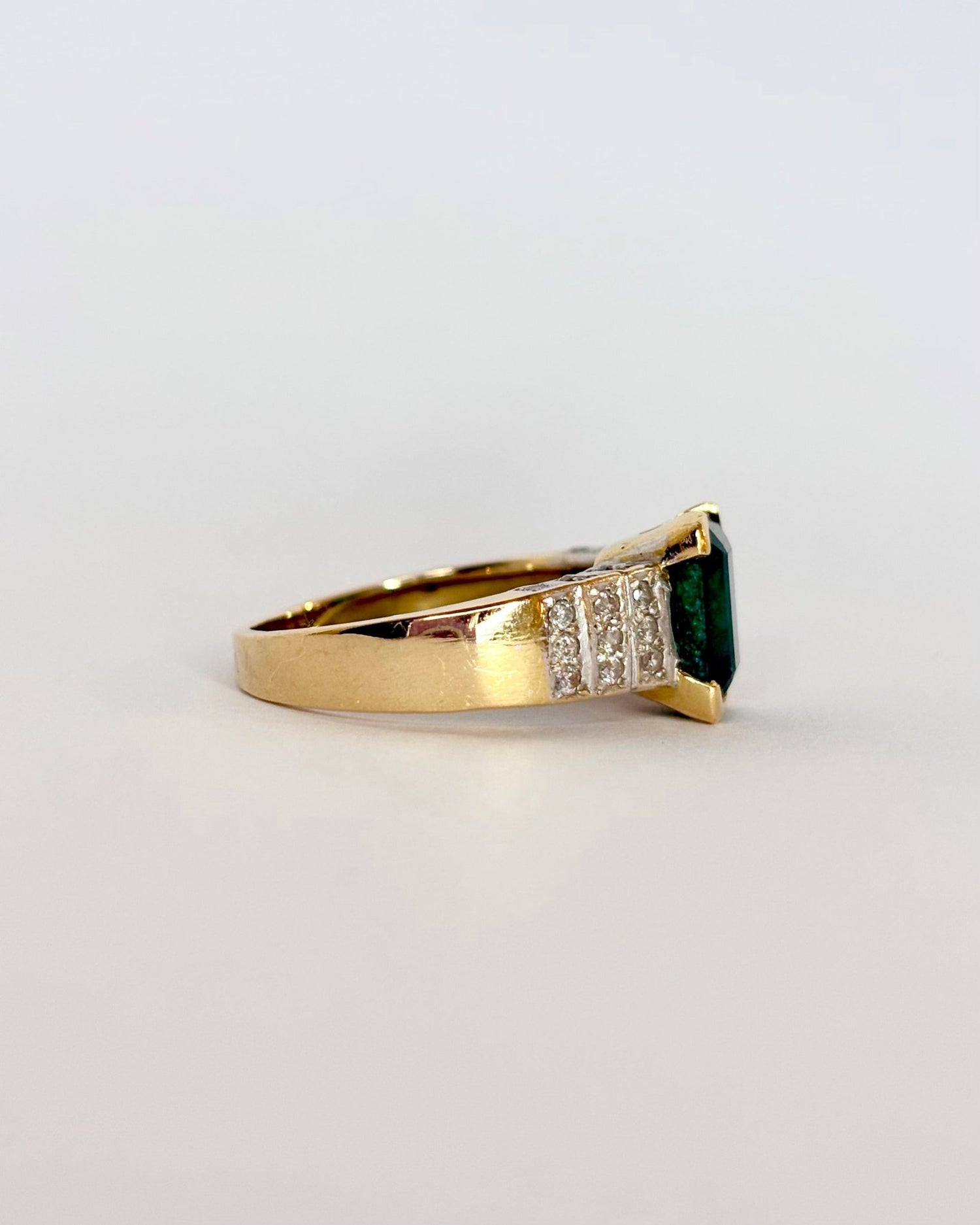 Bague Solitaire Émeraude 2.50 cts &amp; 30 Diamants &quot;Athéna&quot; - Elliade Paris