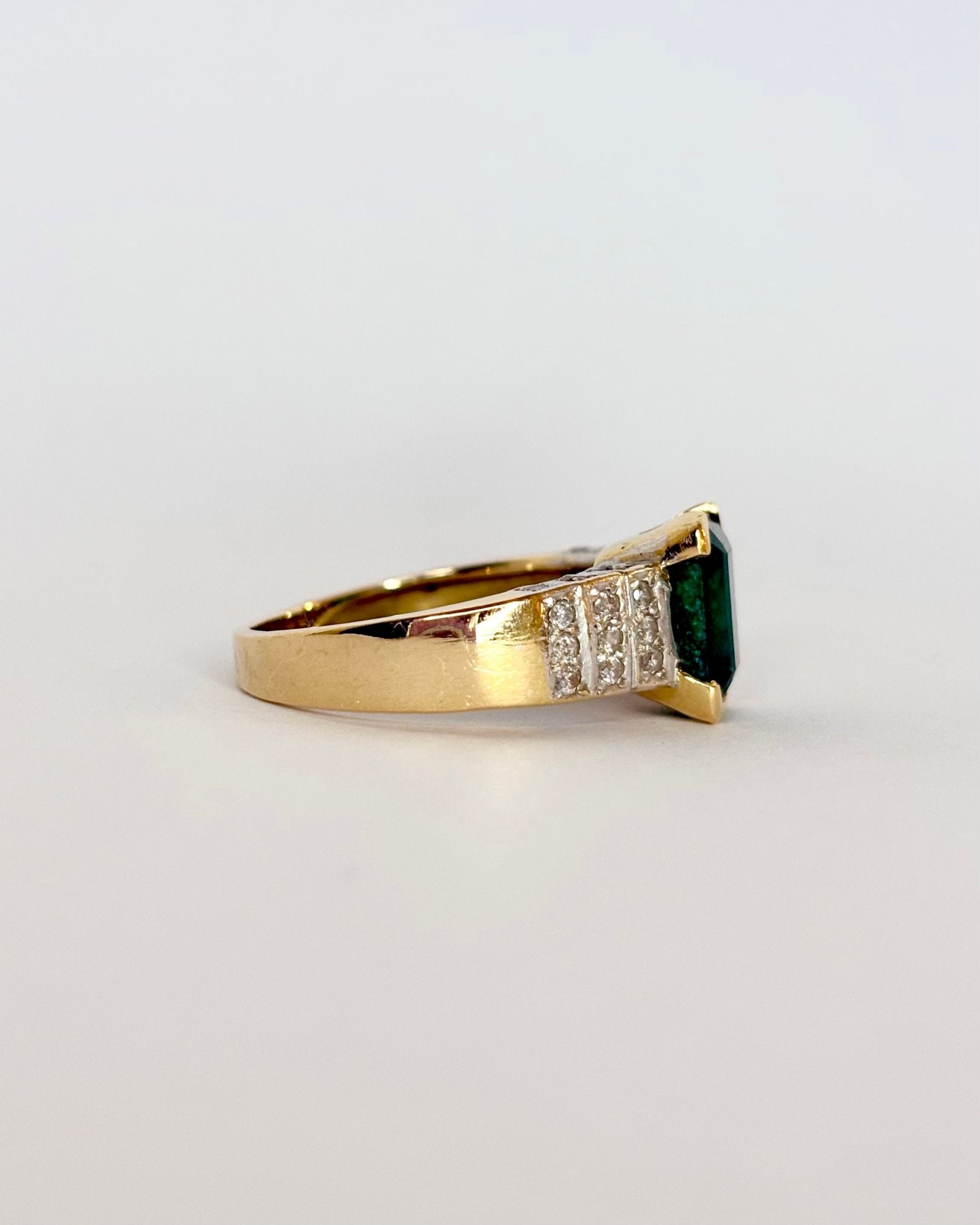 Bague Solitaire Émeraude 2.50 cts &amp; 30 Diamants "Athéna" - Elliade Paris