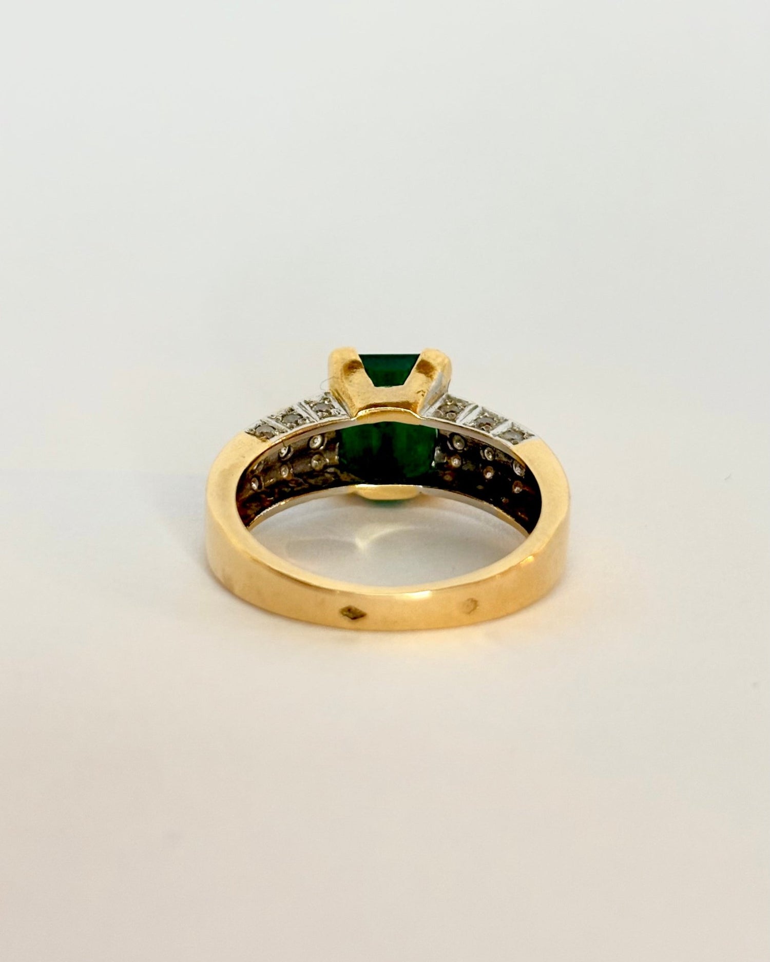 Bague Solitaire Émeraude 2.50 cts &amp; 30 Diamants &quot;Athéna&quot; - Elliade Paris