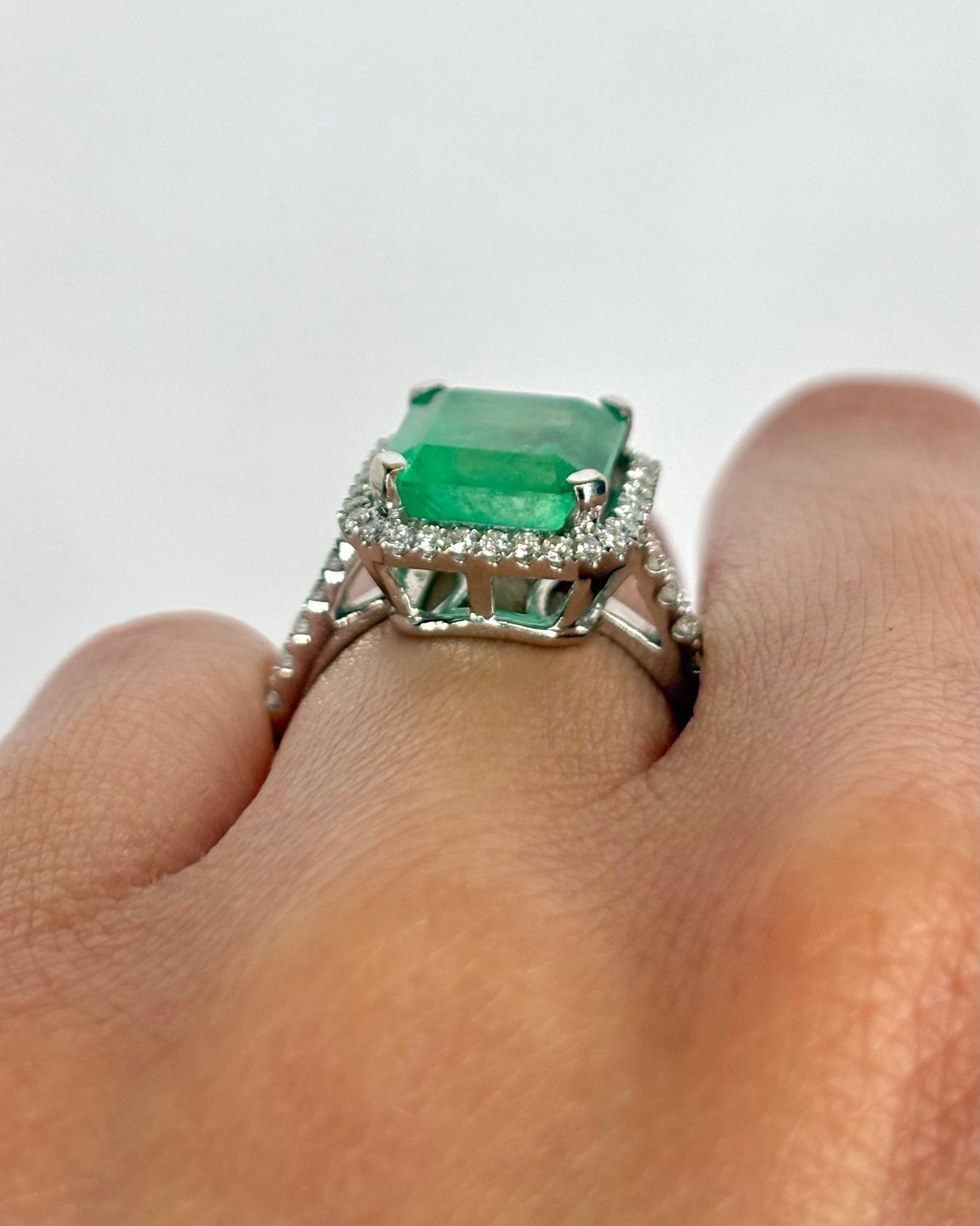 Bague Solitaire Emeraude 4.38 carats &amp; 46 Diamants "Elodie" - Elliade Paris