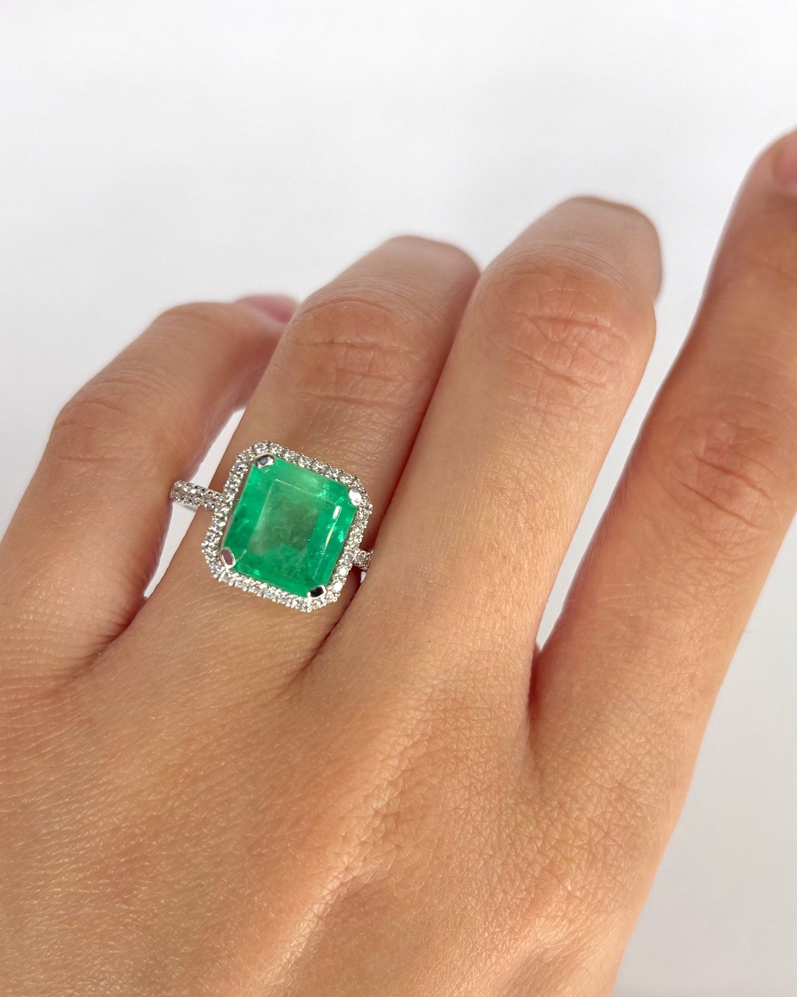 Bague Solitaire Emeraude 4.38 carats &amp; 46 Diamants "Elodie" - Elliade Paris