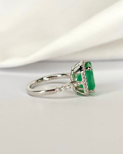 Bague Solitaire Emeraude 4.38 carats &amp; 46 Diamants "Elodie" - Elliade Paris