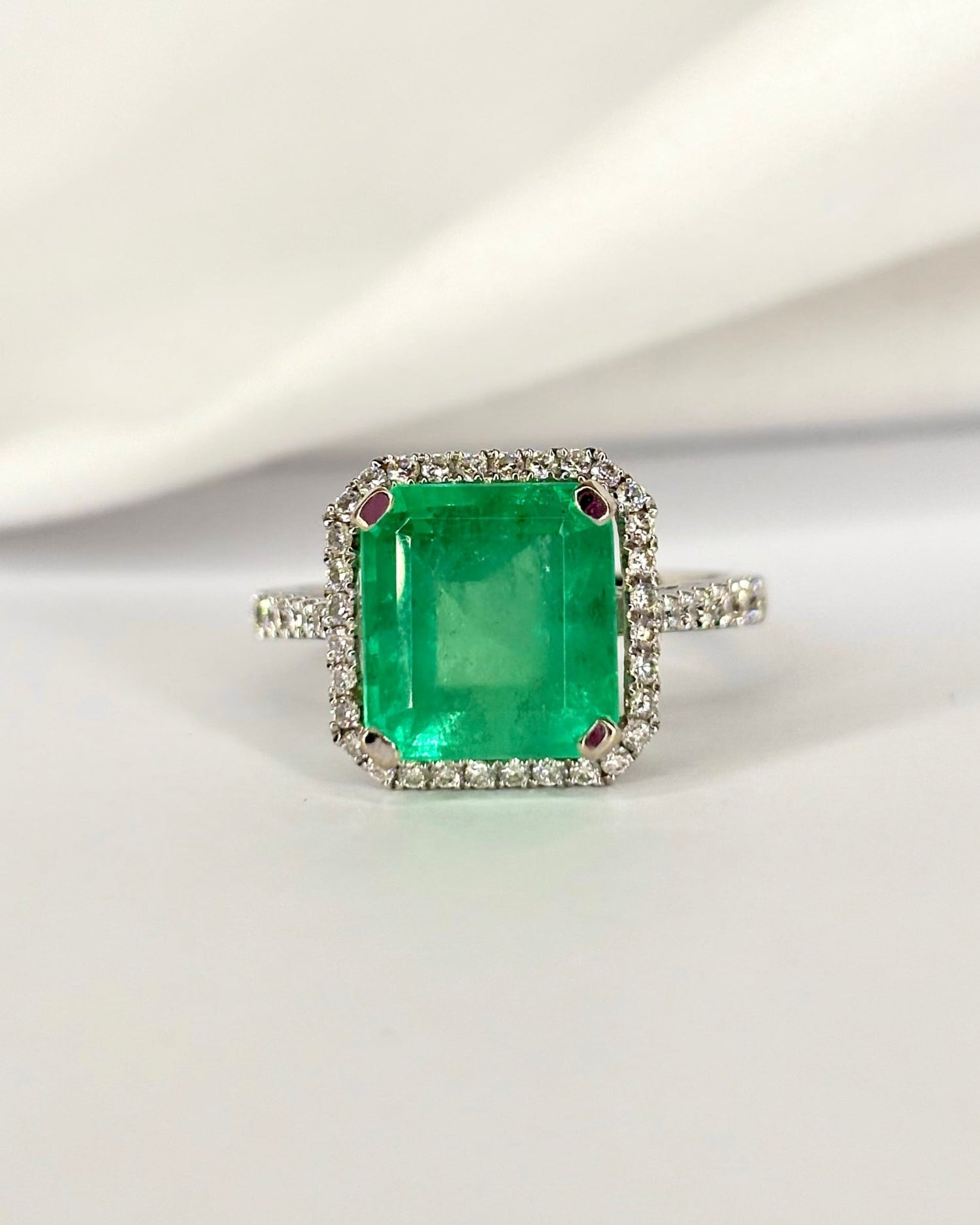 Bague Solitaire Emeraude 4.38 carats &amp; 46 Diamants "Elodie" - Elliade Paris