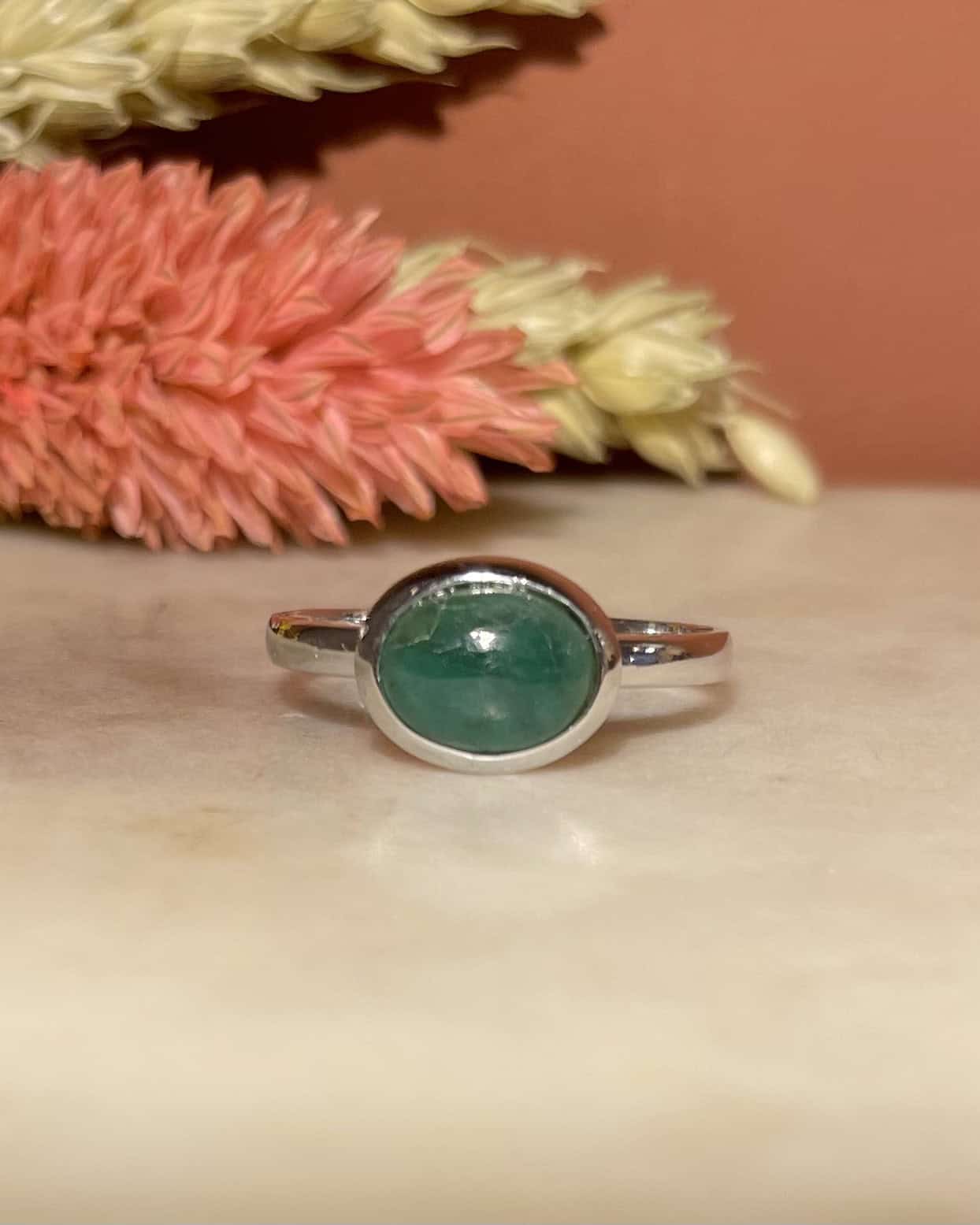 Bague Solitaire Emeraude Cabochon 0.75 carat "Ilia" - Elliade Paris