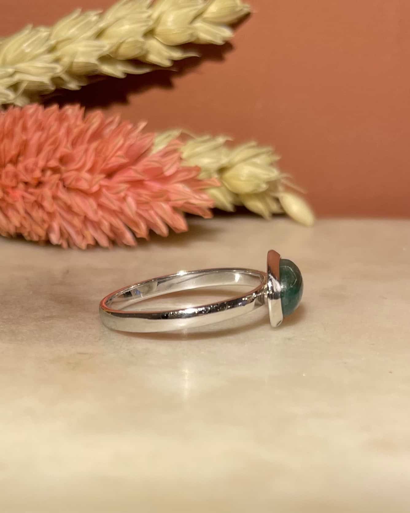 Bague Solitaire Emeraude Cabochon 0.75 carat "Ilia" - Elliade Paris