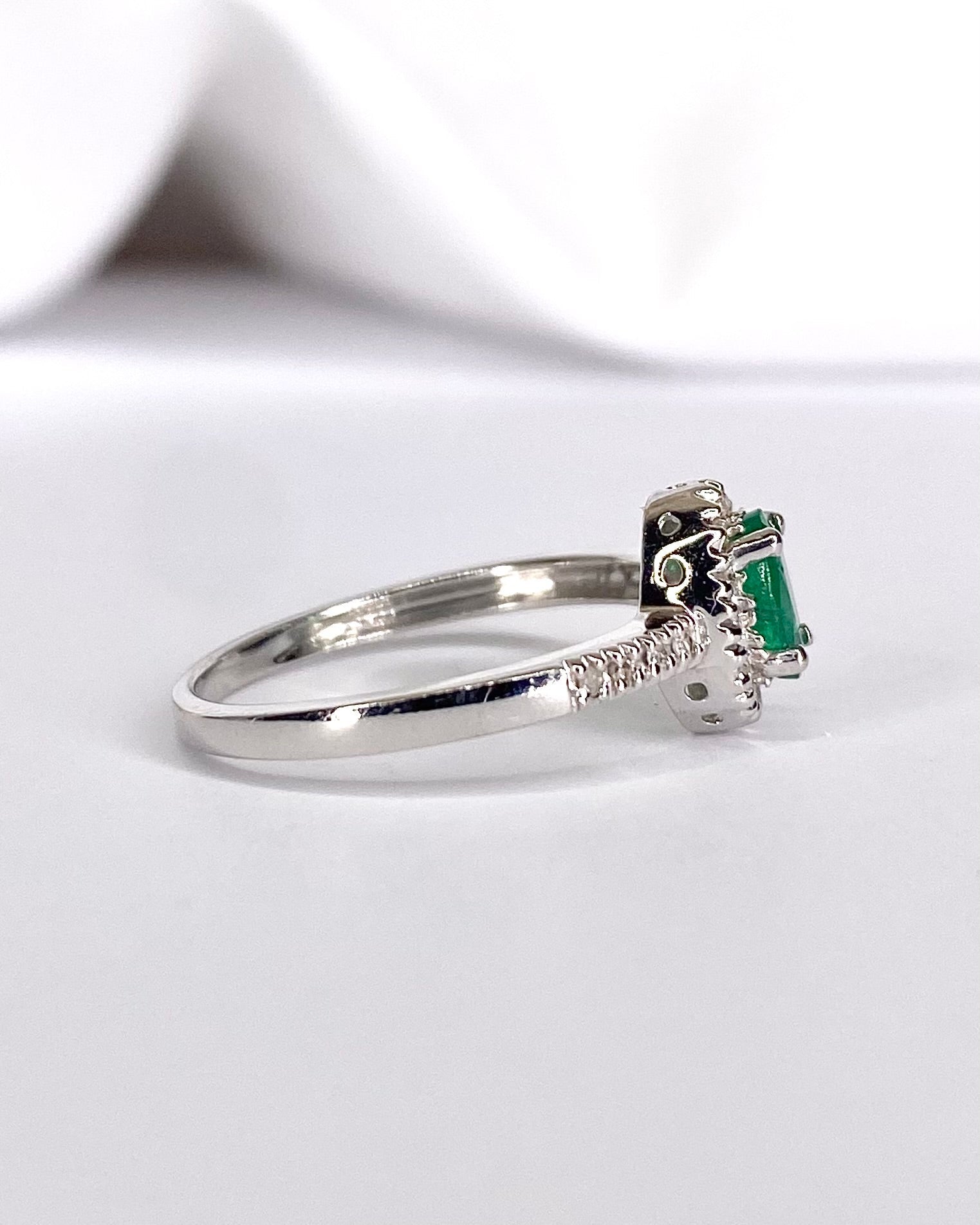 Bague Solitaire Émeraude &amp; Diamants "Thérèse" - Elliade Paris