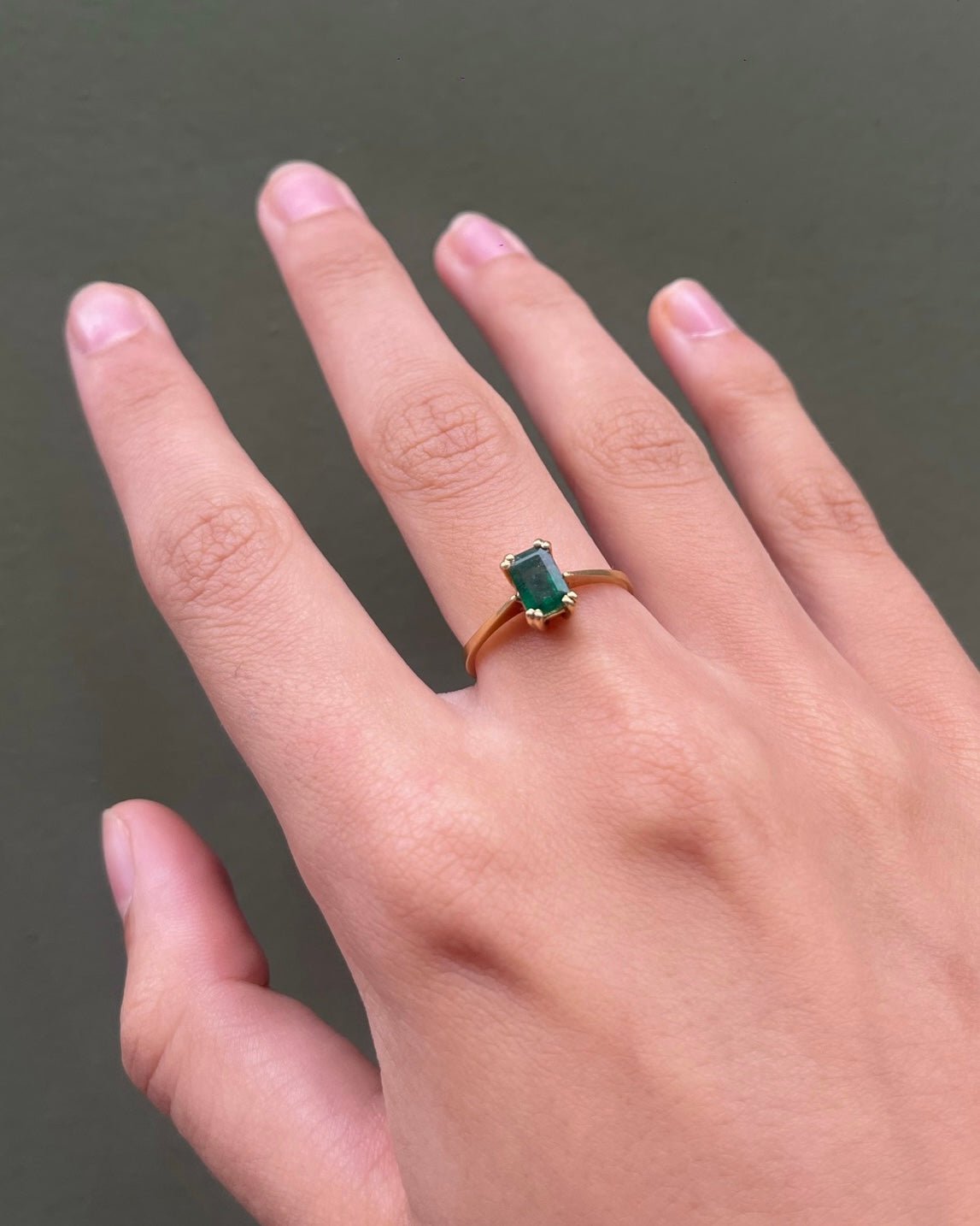 Bague Solitaire Émeraude "Leni" - Elliade Paris