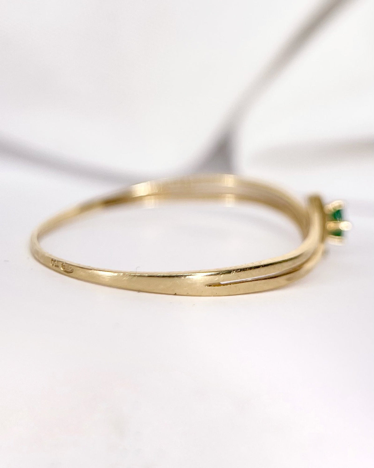Bague Solitaire Émeraude "Sylvia" - Elliade Paris