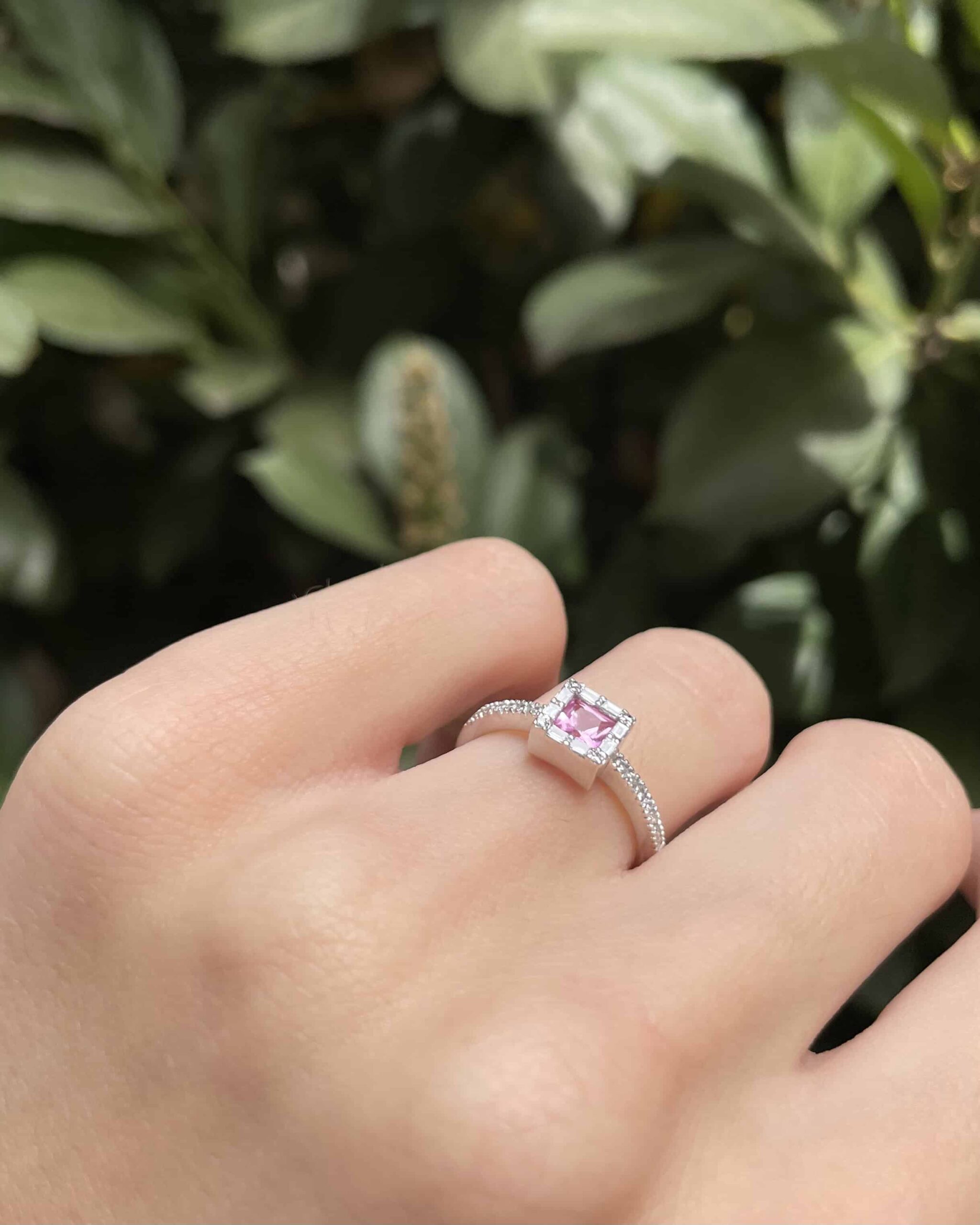 Bague Solitaire Saphir Rose 0.30 carat &amp; 26 Diamants "Naomi"