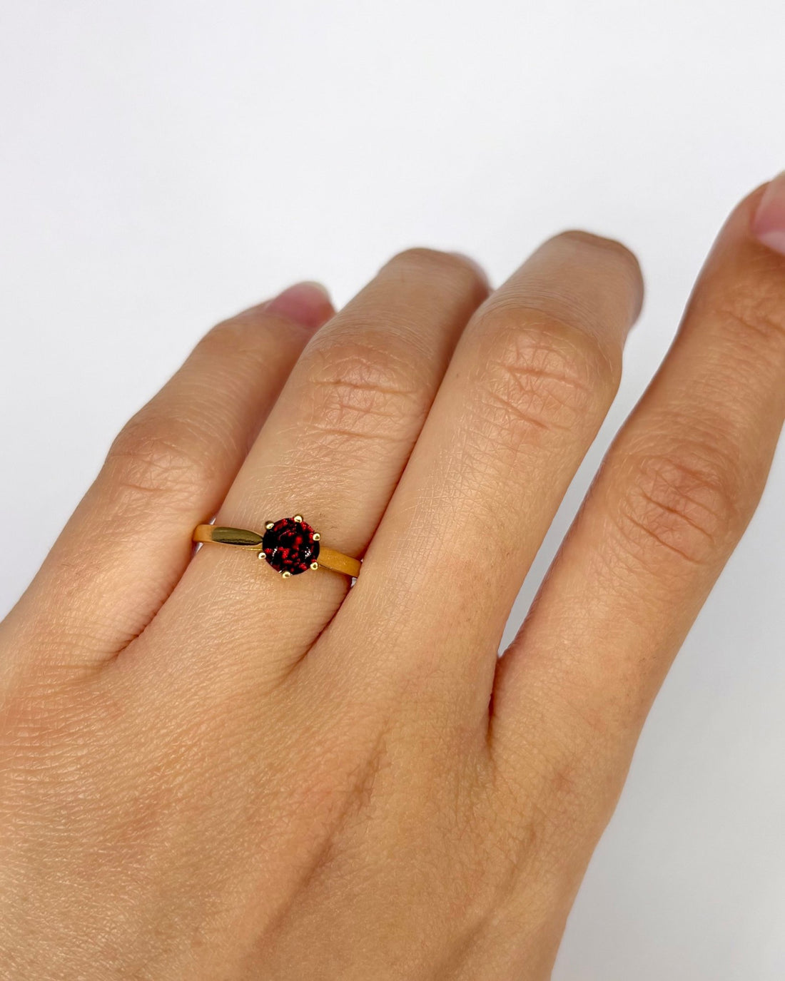 Bague Solitaire Grenat 0.85 carat "Samantha" - Elliade Paris