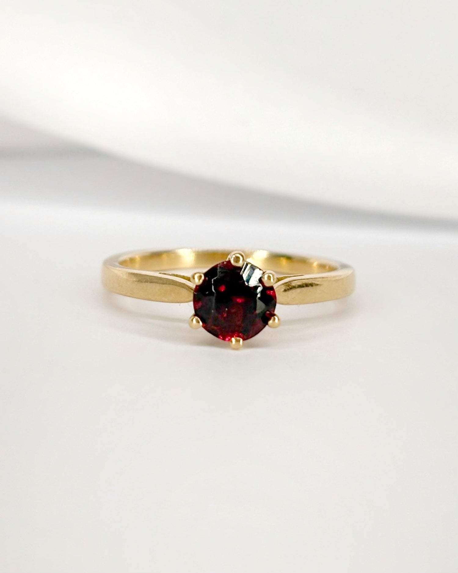 Bague Solitaire Grenat 0.85 carat "Samantha" - Elliade Paris