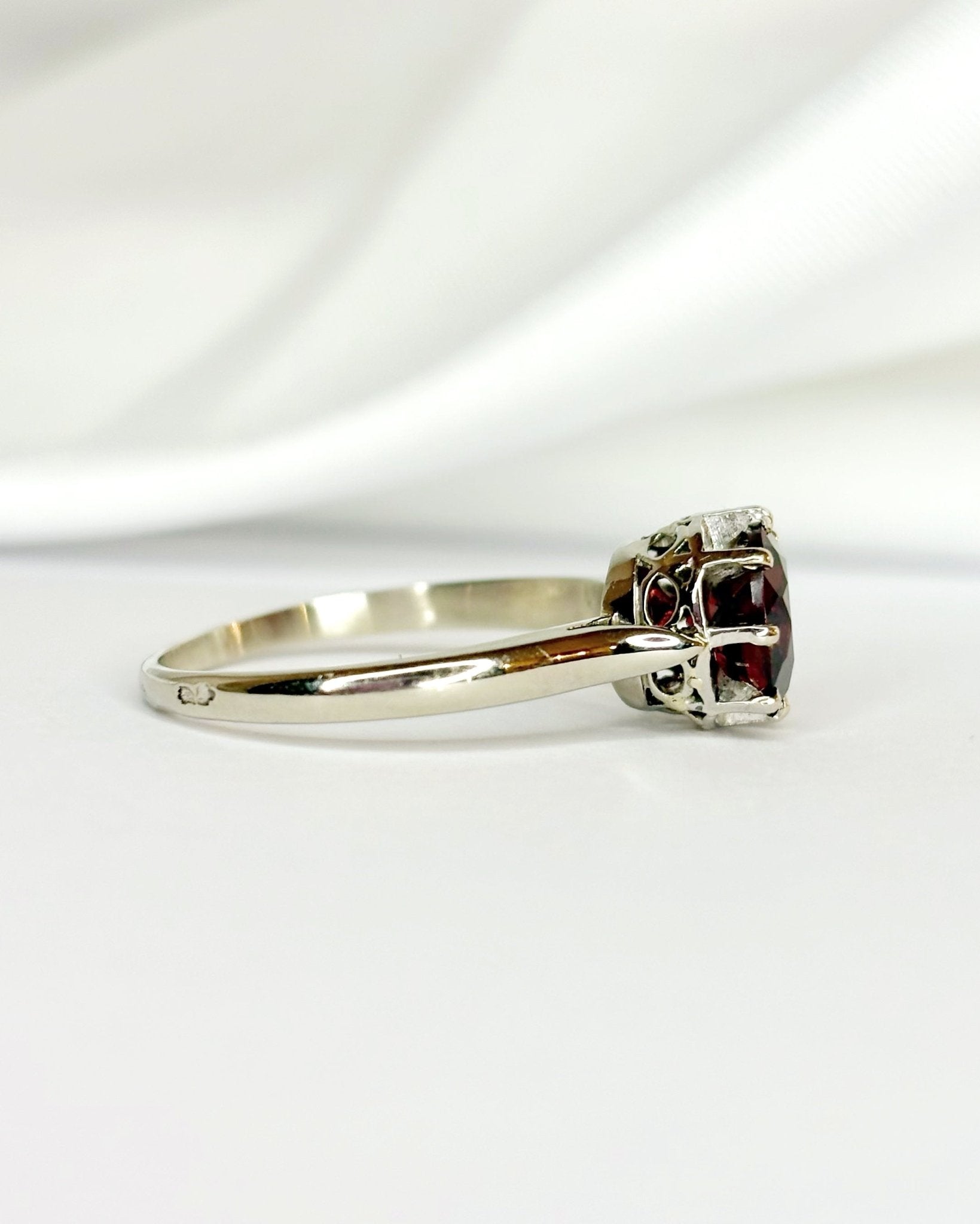 Bague Solitaire Grenat 2.15 carats "Rina" - Elliade Paris