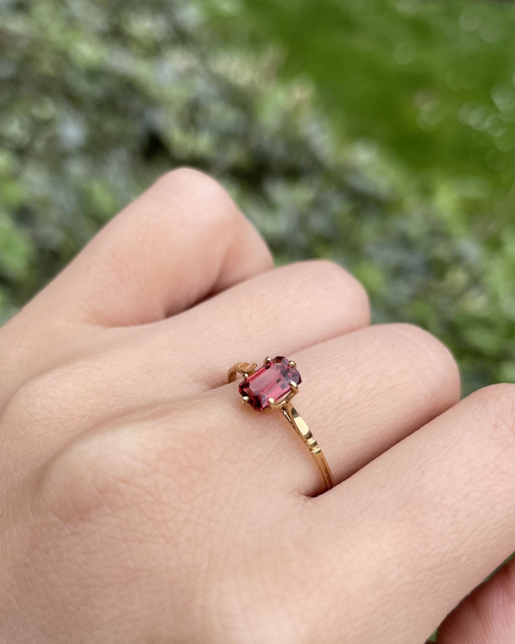 Bague Solitaire Grenat "Octavia" - Elliade Paris