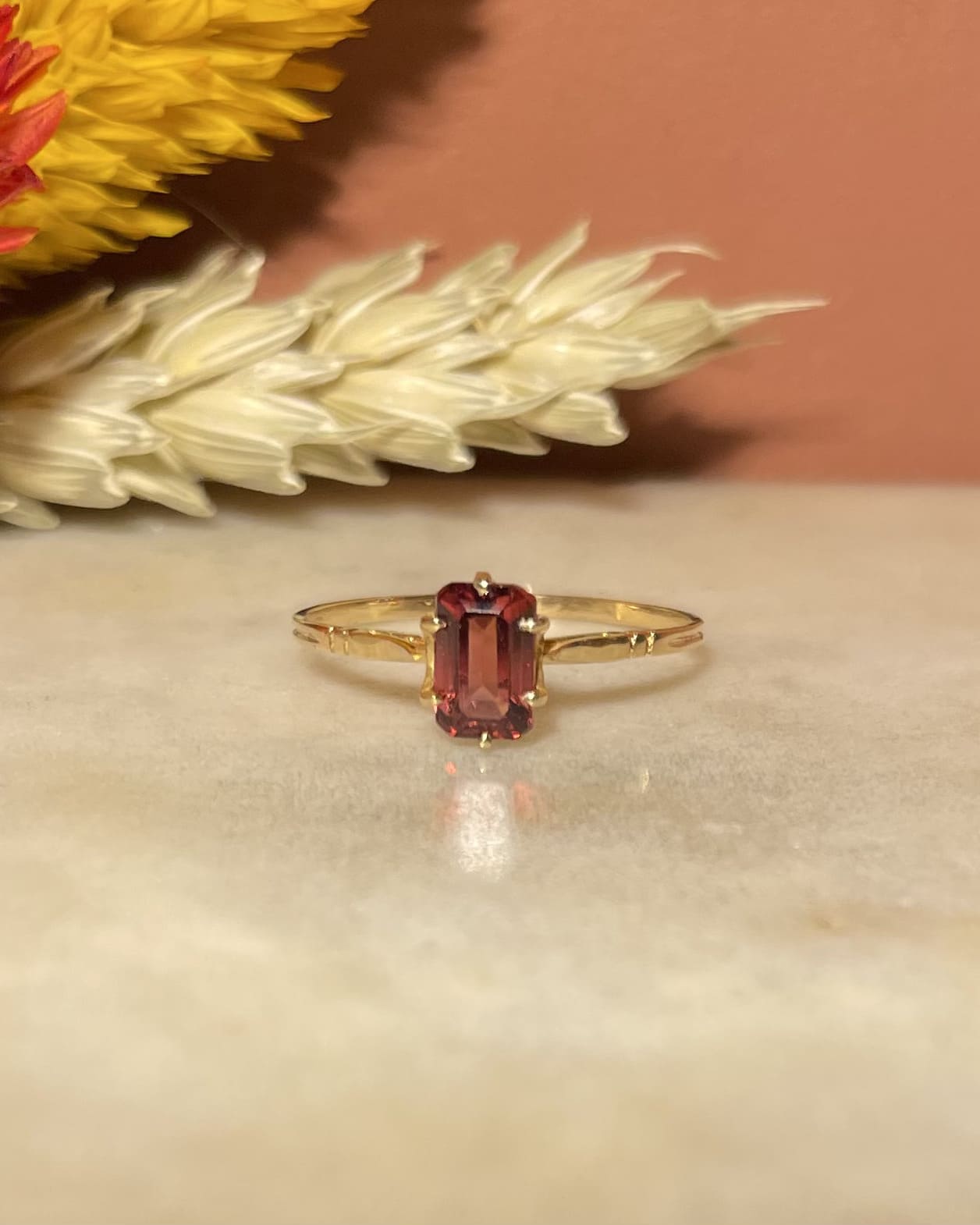 Bague Solitaire Grenat "Octavia" - Elliade Paris