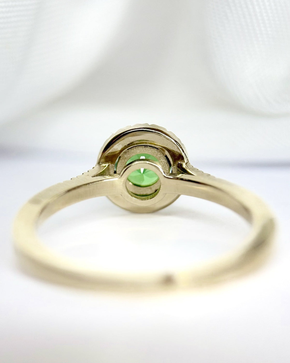 Bague Solitaire Grenat Tsavorite 0.67 carat &amp; Diamants 0.22 carat "Erika" - Elliade Paris