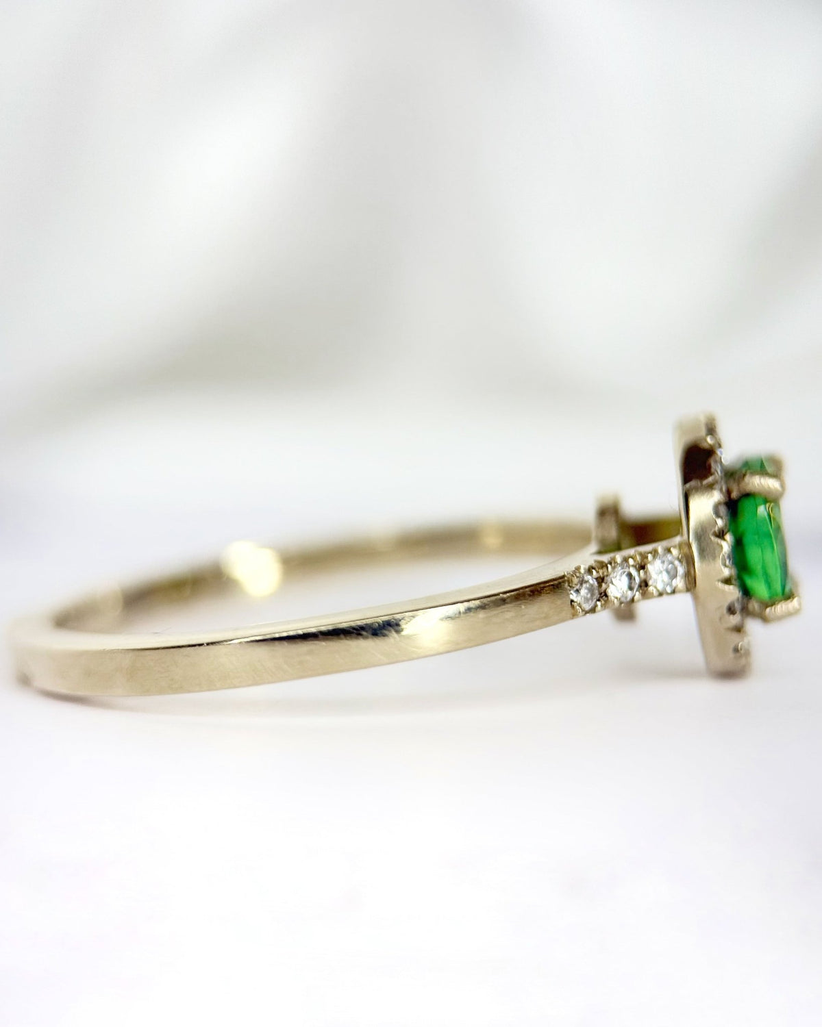 Bague Solitaire Grenat Tsavorite 0.67 carat &amp; Diamants 0.22 carat "Erika" - Elliade Paris