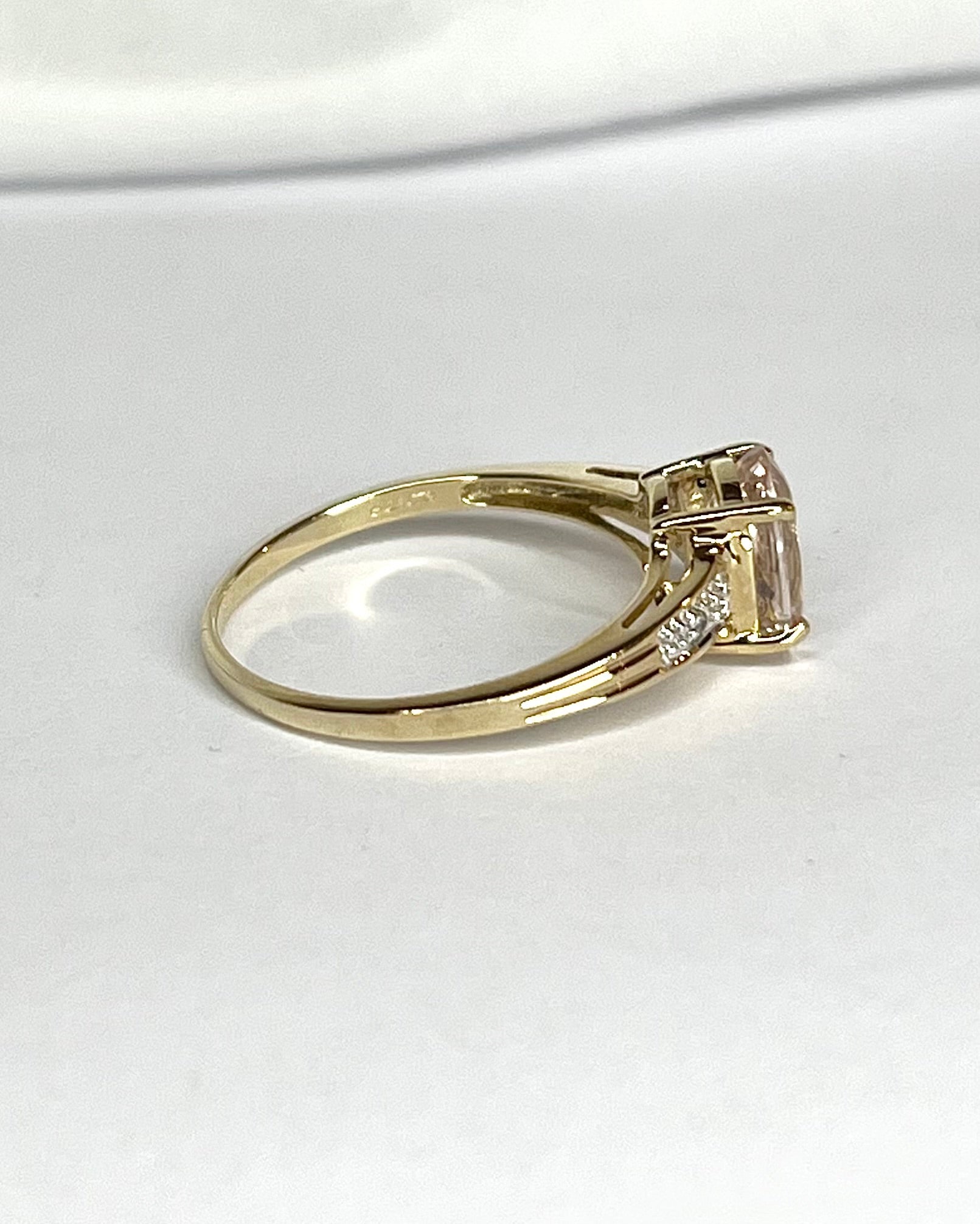 Bague Solitaire Morganite 1.30 carat &amp; 2 Diamants "Mihaela" - Elliade Paris