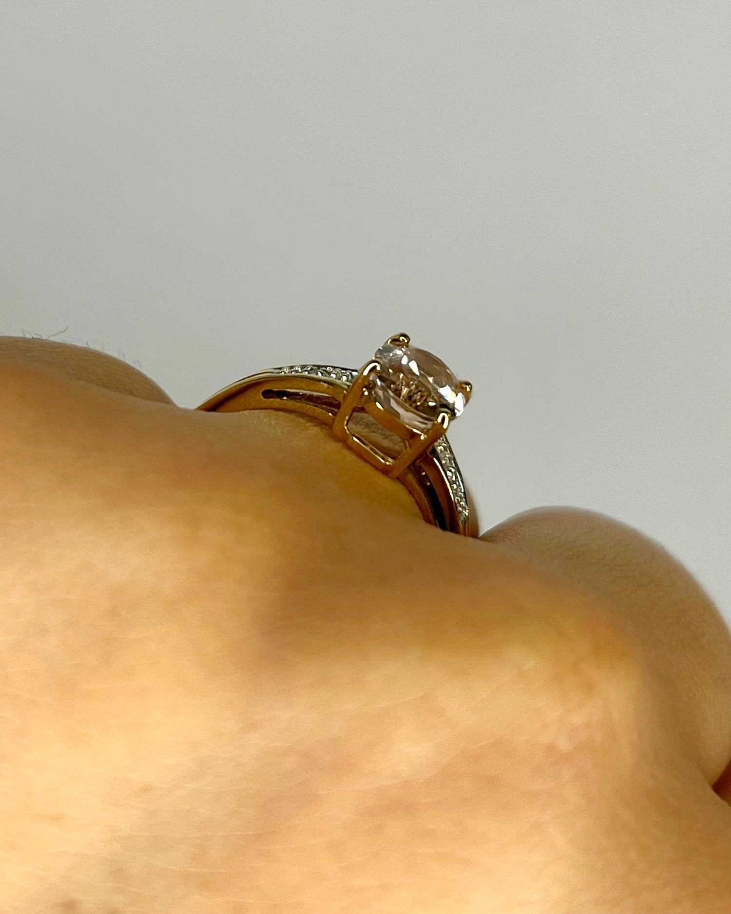 Bague Solitaire Morganite 1.30 carat &amp; 2 Diamants "Mihaela" - Elliade Paris