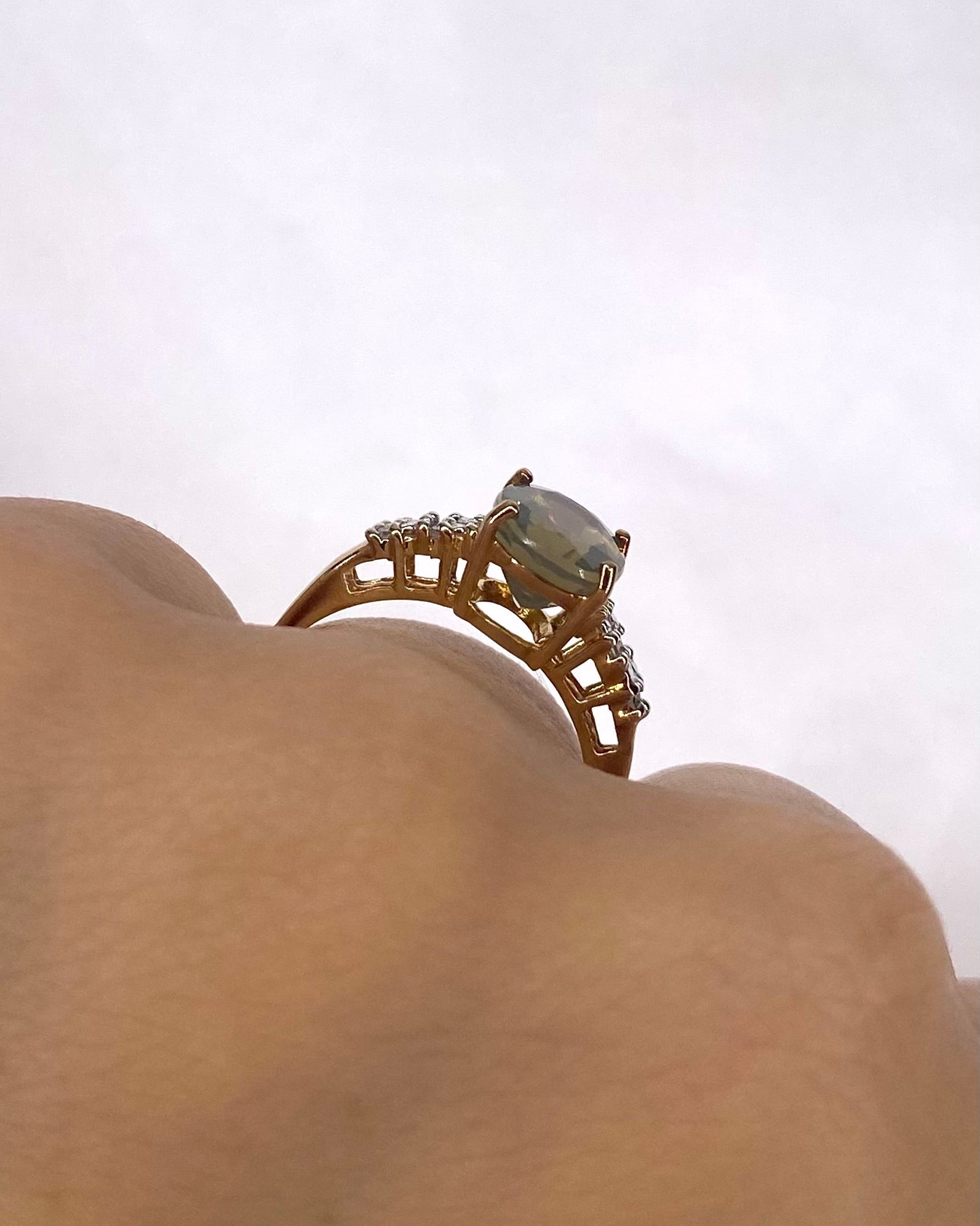 Bague Solitaire Opale Facettée 1.54 carat &amp; 8 Diamants "Anastasia" - Elliade Paris